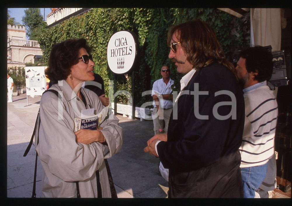 35mm vintage slide* 1989 VENEZIA Gérard DEPARDIEU Fanny ARDANT (3) La diapositiva &egrave; stata scattata presso l'Hotel Excelsior in occasione della 46&ordf; Mostra del cinema di Venezia. CONDIZIONI: GOOD Tutti i diritti riservati.E' severamente vietata la riproduzione.  ICharta mette in vendita, sul negozio eBay e in esclusiva sul sito "icharta" il proprio archivio composto da numerose diapositive e negativi fotografici d'epoca, tutti originali e autentici, che attraversano la storia del costume italiano tra gli la fine degli anni Sessanta e Novanta.Si tratta di uno sguardo inedito sull'attualit&agrave;, la politica, la vita quotidiana, il gossip e la cultura, che fotografa il cambiamento della nazione in quest'ultimo scorcio del XX secolo. Un'occasione unica per il mercato del collezionismo, che vede finalmente disponibile un archivio eccezionale per vastit&agrave;, tematiche e condizioni, in un settore (il negativo fotografico e la diapositiva) di assoluta novit&agrave; e dalle interessanti prospettive di investimento.     originale e autentica 1