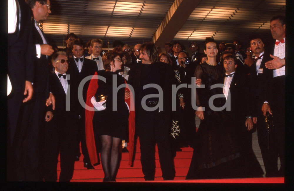 35mm vintage slide* 1989 CANNES Gérard DEPARDIEU Josiane BALASKO Festival (2) La diapositiva &egrave; stata scattata in occasione della presentazione del film "Troppo bella per te!" al 42&deg; Festival del cinema di Cannes e compare inoltre Carole Bouquet.  CONDIZIONI: GOOD Tutti i diritti riservati.E' severamente vietata la riproduzione.  ICharta mette in vendita, sul negozio eBay e in esclusiva sul sito "icharta" il proprio archivio composto da numerose diapositive e negativi fotografici d'epoca, tutti originali e autentici, che attraversano la storia del costume italiano tra gli la fine degli anni Sessanta e Novanta.Si tratta di uno sguardo inedito sull'attualit&agrave;, la politica, la vita quotidiana, il gossip e la cultura, che fotografa il cambiamento della nazione in quest'ultimo scorcio del XX secolo. Un'occasione unica per il mercato del collezionismo, che vede finalmente disponibile un archivio eccezionale per vastit&agrave;, tematiche e condizioni, in un settore (il negativo fotografico e la diapositiva) di assoluta novit&agrave; e dalle interessanti prospettive di investimento.     originale e autentica 1