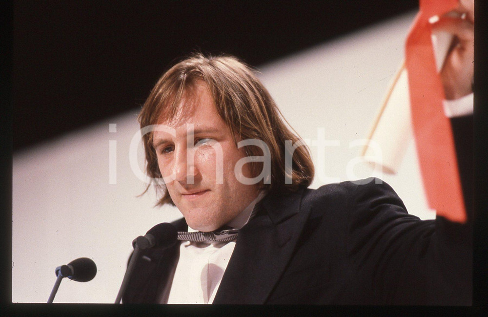 35mm vintage slide* 1990 CANNES Gérard DEPARDIEU Premio interpretazione (3) La diapositiva &egrave; stata scattata in occasione della premiazione di G&eacute;rard Depardieu come miglior interpretazione maschile per il suo ruolo nel film "Cyrano de Bergerac" al 43&deg; Festival del cinema di Cannes e compare inoltre Rupert Everett. CONDIZIONI: GOOD Tutti i diritti riservati.E' severamente vietata la riproduzione.  ICharta mette in vendita, sul negozio eBay e in esclusiva sul sito "icharta" il proprio archivio composto da numerose diapositive e negativi fotografici d'epoca, tutti originali e autentici, che attraversano la storia del costume italiano tra gli la fine degli anni Sessanta e Novanta.Si tratta di uno sguardo inedito sull'attualit&agrave;, la politica, la vita quotidiana, il gossip e la cultura, che fotografa il cambiamento della nazione in quest'ultimo scorcio del XX secolo. Un'occasione unica per il mercato del collezionismo, che vede finalmente disponibile un archivio eccezionale per vastit&agrave;, tematiche e condizioni, in un settore (il negativo fotografico e la diapositiva) di assoluta novit&agrave; e dalle interessanti prospettive di investimento.     originale e autentica 1
