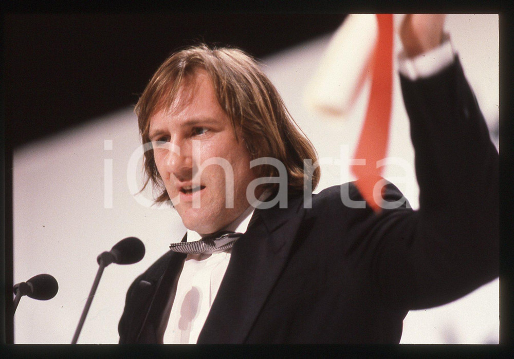 35mm vintage slide* 1990 CANNES Gérard DEPARDIEU Premio interpretazione (4) La diapositiva &egrave; stata scattata in occasione della premiazione di G&eacute;rard Depardieu come miglior interpretazione maschile per il suo ruolo nel film "Cyrano de Bergerac" al 43&deg; Festival del cinema di Cannes e compare inoltre Rupert Everett. CONDIZIONI: GOOD Tutti i diritti riservati.E' severamente vietata la riproduzione.  ICharta mette in vendita, sul negozio eBay e in esclusiva sul sito "icharta" il proprio archivio composto da numerose diapositive e negativi fotografici d'epoca, tutti originali e autentici, che attraversano la storia del costume italiano tra gli la fine degli anni Sessanta e Novanta.Si tratta di uno sguardo inedito sull'attualit&agrave;, la politica, la vita quotidiana, il gossip e la cultura, che fotografa il cambiamento della nazione in quest'ultimo scorcio del XX secolo. Un'occasione unica per il mercato del collezionismo, che vede finalmente disponibile un archivio eccezionale per vastit&agrave;, tematiche e condizioni, in un settore (il negativo fotografico e la diapositiva) di assoluta novit&agrave; e dalle interessanti prospettive di investimento.     originale e autentica 1