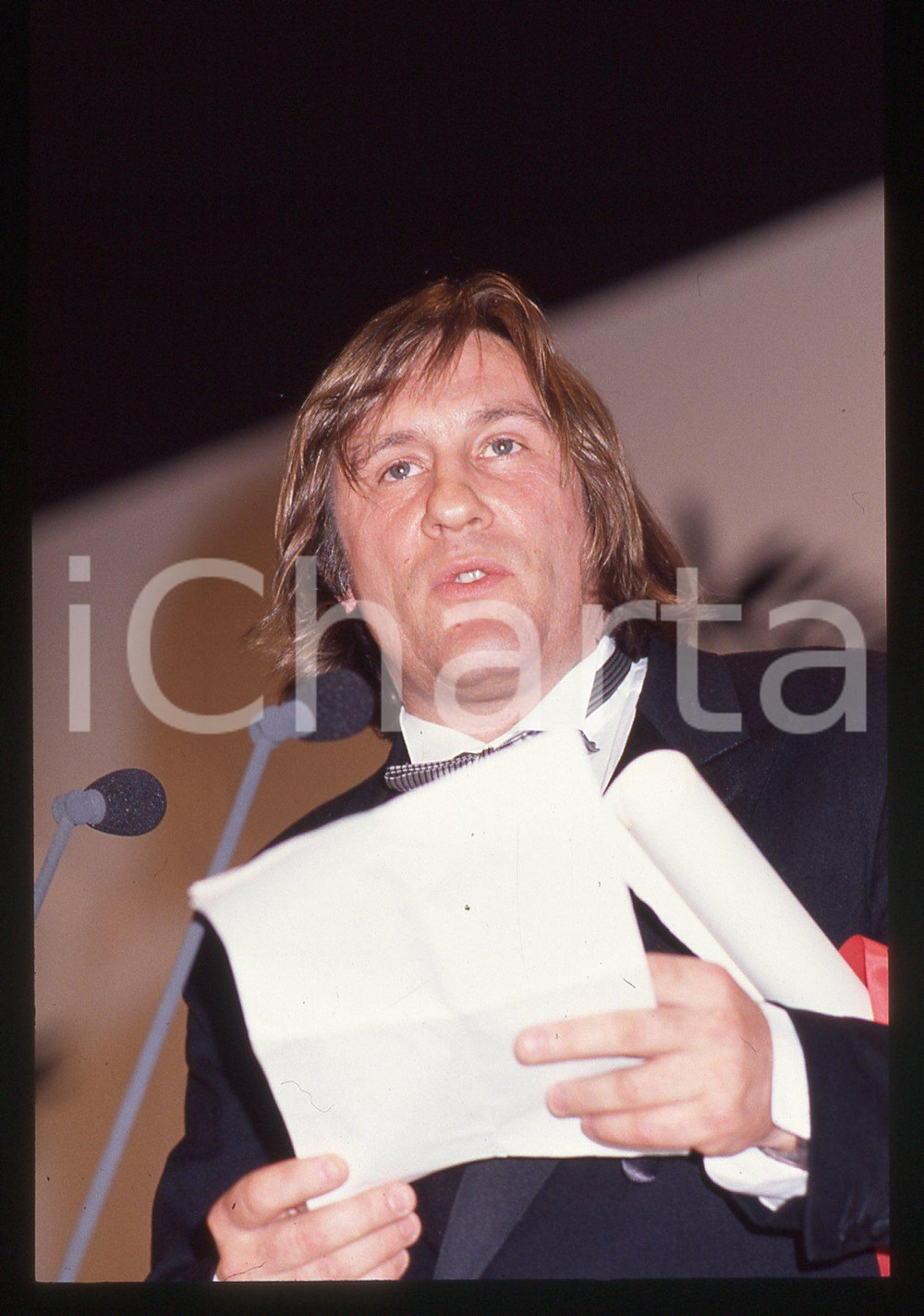 35mm vintage slide* 1990 CANNES Gérard DEPARDIEU Premio interpretazione (5) La diapositiva &egrave; stata scattata in occasione della premiazione di G&eacute;rard Depardieu come miglior interpretazione maschile per il suo ruolo nel film "Cyrano de Bergerac" al 43&deg; Festival del cinema di Cannes e compare inoltre Rupert Everett. CONDIZIONI: GOOD Tutti i diritti riservati.E' severamente vietata la riproduzione.  ICharta mette in vendita, sul negozio eBay e in esclusiva sul sito "icharta" il proprio archivio composto da numerose diapositive e negativi fotografici d'epoca, tutti originali e autentici, che attraversano la storia del costume italiano tra gli la fine degli anni Sessanta e Novanta.Si tratta di uno sguardo inedito sull'attualit&agrave;, la politica, la vita quotidiana, il gossip e la cultura, che fotografa il cambiamento della nazione in quest'ultimo scorcio del XX secolo. Un'occasione unica per il mercato del collezionismo, che vede finalmente disponibile un archivio eccezionale per vastit&agrave;, tematiche e condizioni, in un settore (il negativo fotografico e la diapositiva) di assoluta novit&agrave; e dalle interessanti prospettive di investimento.     originale e autentica 1