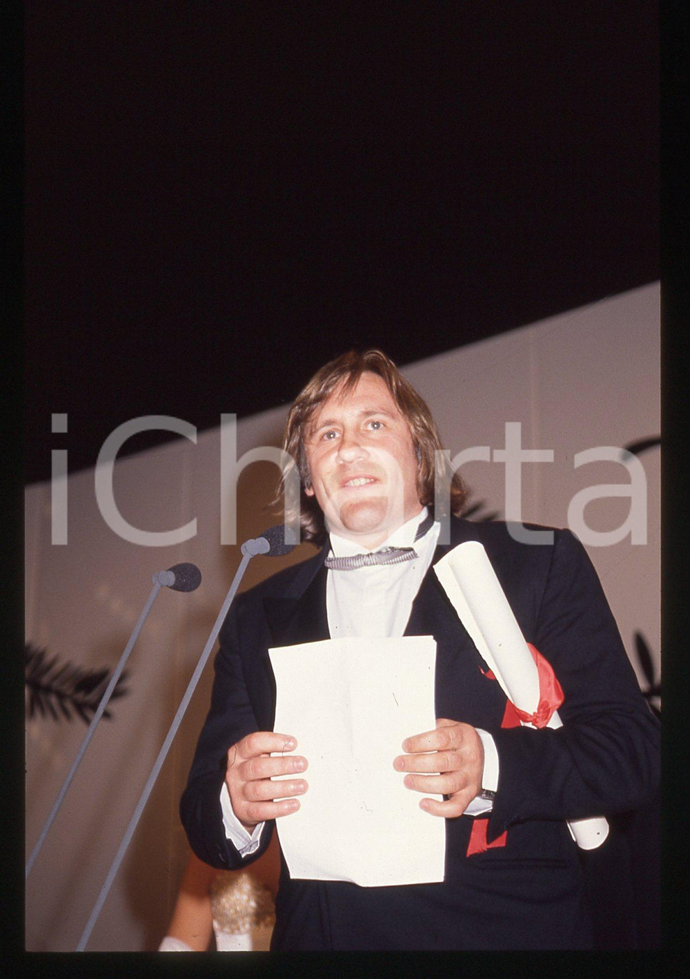 35mm vintage slide* 1990 CANNES Gérard DEPARDIEU Premio interpretazione (9) La diapositiva &egrave; stata scattata in occasione della premiazione di G&eacute;rard Depardieu come miglior interpretazione maschile per il suo ruolo nel film "Cyrano de Bergerac" al 43&deg; Festival del cinema di Cannes e compare inoltre Rupert Everett. CONDIZIONI: GOOD Tutti i diritti riservati.E' severamente vietata la riproduzione.  ICharta mette in vendita, sul negozio eBay e in esclusiva sul sito "icharta" il proprio archivio composto da numerose diapositive e negativi fotografici d'epoca, tutti originali e autentici, che attraversano la storia del costume italiano tra gli la fine degli anni Sessanta e Novanta.Si tratta di uno sguardo inedito sull'attualit&agrave;, la politica, la vita quotidiana, il gossip e la cultura, che fotografa il cambiamento della nazione in quest'ultimo scorcio del XX secolo. Un'occasione unica per il mercato del collezionismo, che vede finalmente disponibile un archivio eccezionale per vastit&agrave;, tematiche e condizioni, in un settore (il negativo fotografico e la diapositiva) di assoluta novit&agrave; e dalle interessanti prospettive di investimento.     originale e autentica 1