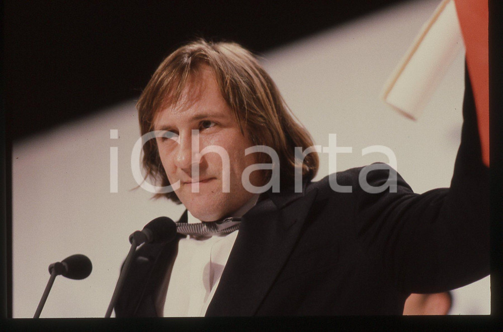 35mm vintage slide* 1990 CANNES Gérard DEPARDIEU Premio interpretazione (12) La diapositiva &egrave; stata scattata in occasione della premiazione di G&eacute;rard Depardieu come miglior interpretazione maschile per il suo ruolo nel film "Cyrano de Bergerac" al 43&deg; Festival del cinema di Cannes e compare inoltre Rupert Everett. CONDIZIONI: GOOD Tutti i diritti riservati.E' severamente vietata la riproduzione.  ICharta mette in vendita, sul negozio eBay e in esclusiva sul sito "icharta" il proprio archivio composto da numerose diapositive e negativi fotografici d'epoca, tutti originali e autentici, che attraversano la storia del costume italiano tra gli la fine degli anni Sessanta e Novanta.Si tratta di uno sguardo inedito sull'attualit&agrave;, la politica, la vita quotidiana, il gossip e la cultura, che fotografa il cambiamento della nazione in quest'ultimo scorcio del XX secolo. Un'occasione unica per il mercato del collezionismo, che vede finalmente disponibile un archivio eccezionale per vastit&agrave;, tematiche e condizioni, in un settore (il negativo fotografico e la diapositiva) di assoluta novit&agrave; e dalle interessanti prospettive di investimento.     originale e autentica 1