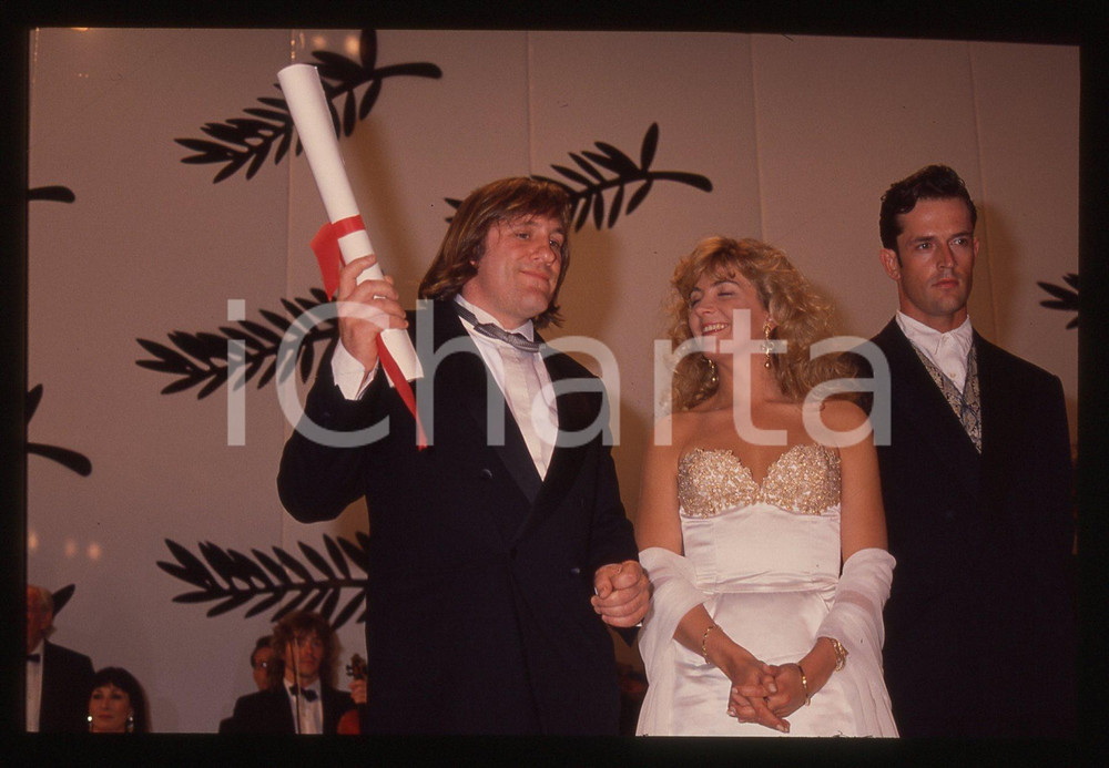 35mm vintage slide* 1990 CANNES Gérard DEPARDIEU Natasha RICHARDSON Festival (2) La diapositiva &egrave; stata scattata in occasione della premiazione di G&eacute;rard Depardieu come miglior interpretazione maschile per il suo ruolo nel film "Cyrano de Bergerac" al 43&deg; Festival del cinema di Cannes e compare inoltre Rupert Everett. CONDIZIONI: GOOD Tutti i diritti riservati.E' severamente vietata la riproduzione.  ICharta mette in vendita, sul negozio eBay e in esclusiva sul sito "icharta" il proprio archivio composto da numerose diapositive e negativi fotografici d'epoca, tutti originali e autentici, che attraversano la storia del costume italiano tra gli la fine degli anni Sessanta e Novanta.Si tratta di uno sguardo inedito sull'attualit&agrave;, la politica, la vita quotidiana, il gossip e la cultura, che fotografa il cambiamento della nazione in quest'ultimo scorcio del XX secolo. Un'occasione unica per il mercato del collezionismo, che vede finalmente disponibile un archivio eccezionale per vastit&agrave;, tematiche e condizioni, in un settore (il negativo fotografico e la diapositiva) di assoluta novit&agrave; e dalle interessanti prospettive di investimento.     originale e autentica 1