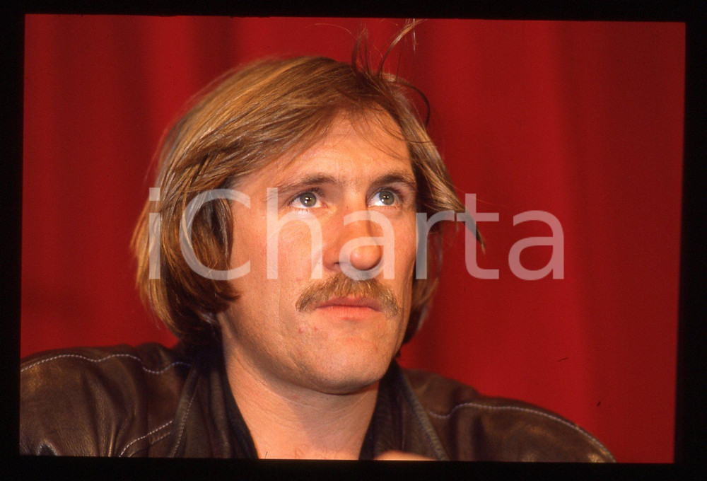 35mm vintage slide* 1984 CANNES Gérard DEPARDIEU Festival del cinema (5) La diapositiva &egrave; stata scattata in occasione del 37&deg; Festival del cinema di Cannes. CONDIZIONI: GOOD Tutti i diritti riservati.E' severamente vietata la riproduzione.  ICharta mette in vendita, sul negozio eBay e in esclusiva sul sito "icharta" il proprio archivio composto da numerose diapositive e negativi fotografici d'epoca, tutti originali e autentici, che attraversano la storia del costume italiano tra gli la fine degli anni Sessanta e Novanta.Si tratta di uno sguardo inedito sull'attualit&agrave;, la politica, la vita quotidiana, il gossip e la cultura, che fotografa il cambiamento della nazione in quest'ultimo scorcio del XX secolo. Un'occasione unica per il mercato del collezionismo, che vede finalmente disponibile un archivio eccezionale per vastit&agrave;, tematiche e condizioni, in un settore (il negativo fotografico e la diapositiva) di assoluta novit&agrave; e dalle interessanti prospettive di investimento.     originale e autentica 1