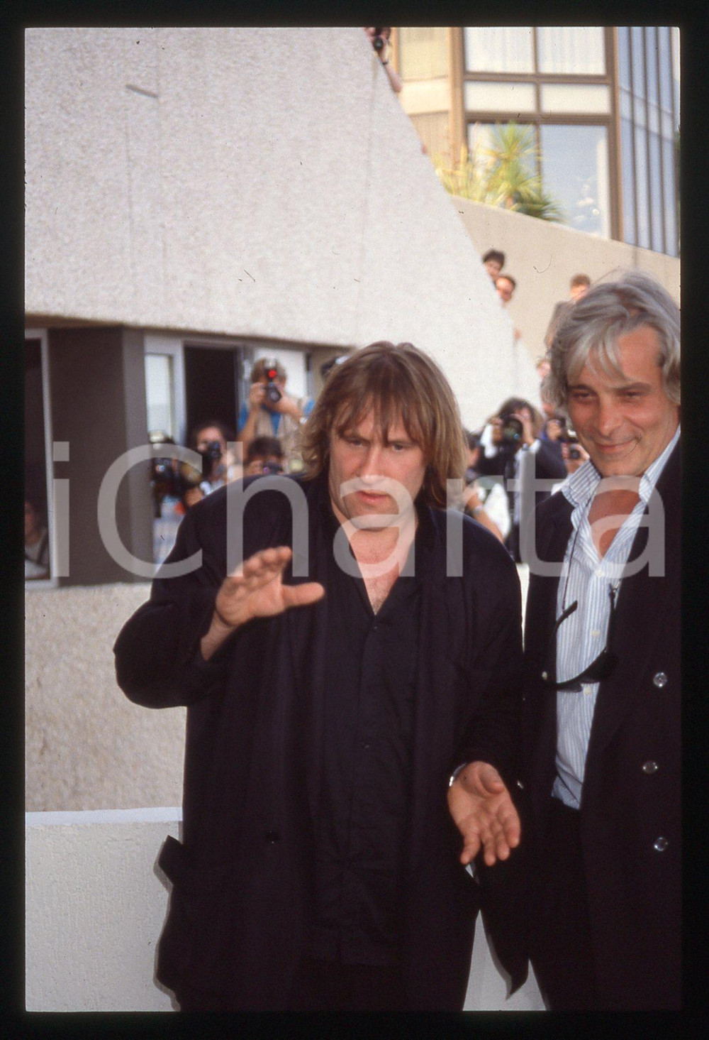 35mm vintage slide* 1990 CANNES Gérard DEPARDIEU Jacques WEBER Festival (1) La diapositiva &egrave; stata scattata in occasione della presentazione del film "Cyrano de Bergerac" al 43&deg; Festival del cinema di Cannes. CONDIZIONI: GOOD Tutti i diritti riservati.E' severamente vietata la riproduzione.  ICharta mette in vendita, sul negozio eBay e in esclusiva sul sito "icharta" il proprio archivio composto da numerose diapositive e negativi fotografici d'epoca, tutti originali e autentici, che attraversano la storia del costume italiano tra gli la fine degli anni Sessanta e Novanta.Si tratta di uno sguardo inedito sull'attualit&agrave;, la politica, la vita quotidiana, il gossip e la cultura, che fotografa il cambiamento della nazione in quest'ultimo scorcio del XX secolo. Un'occasione unica per il mercato del collezionismo, che vede finalmente disponibile un archivio eccezionale per vastit&agrave;, tematiche e condizioni, in un settore (il negativo fotografico e la diapositiva) di assoluta novit&agrave; e dalle interessanti prospettive di investimento.     originale e autentica 1