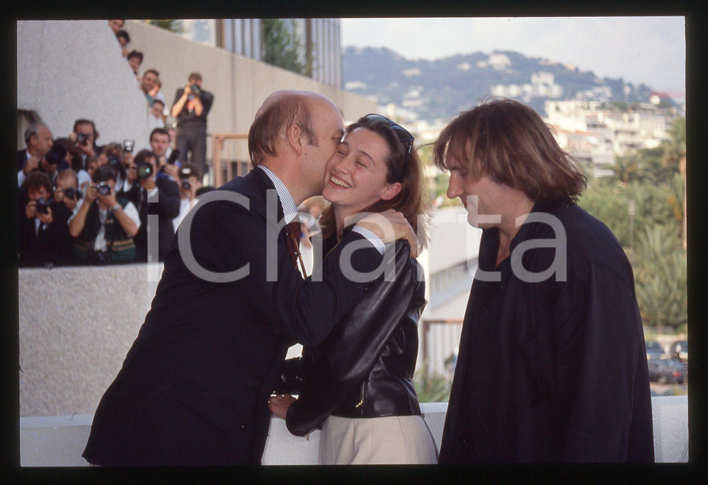 35mm vintage slide* 1990 CANNES Gérard DEPARDIEU Anne BROCHET Festival (3) La diapositiva &egrave; stata scattata in occasione della presentazione del film "Cyrano de Bergerac" al 43&deg; Festival del cinema di Cannes e compare inoltre Jean-Paul Rappeneau. CONDIZIONI: GOOD Tutti i diritti riservati.E' severamente vietata la riproduzione.  ICharta mette in vendita, sul negozio eBay e in esclusiva sul sito "icharta" il proprio archivio composto da numerose diapositive e negativi fotografici d'epoca, tutti originali e autentici, che attraversano la storia del costume italiano tra gli la fine degli anni Sessanta e Novanta.Si tratta di uno sguardo inedito sull'attualit&agrave;, la politica, la vita quotidiana, il gossip e la cultura, che fotografa il cambiamento della nazione in quest'ultimo scorcio del XX secolo. Un'occasione unica per il mercato del collezionismo, che vede finalmente disponibile un archivio eccezionale per vastit&agrave;, tematiche e condizioni, in un settore (il negativo fotografico e la diapositiva) di assoluta novit&agrave; e dalle interessanti prospettive di investimento.     originale e autentica 1