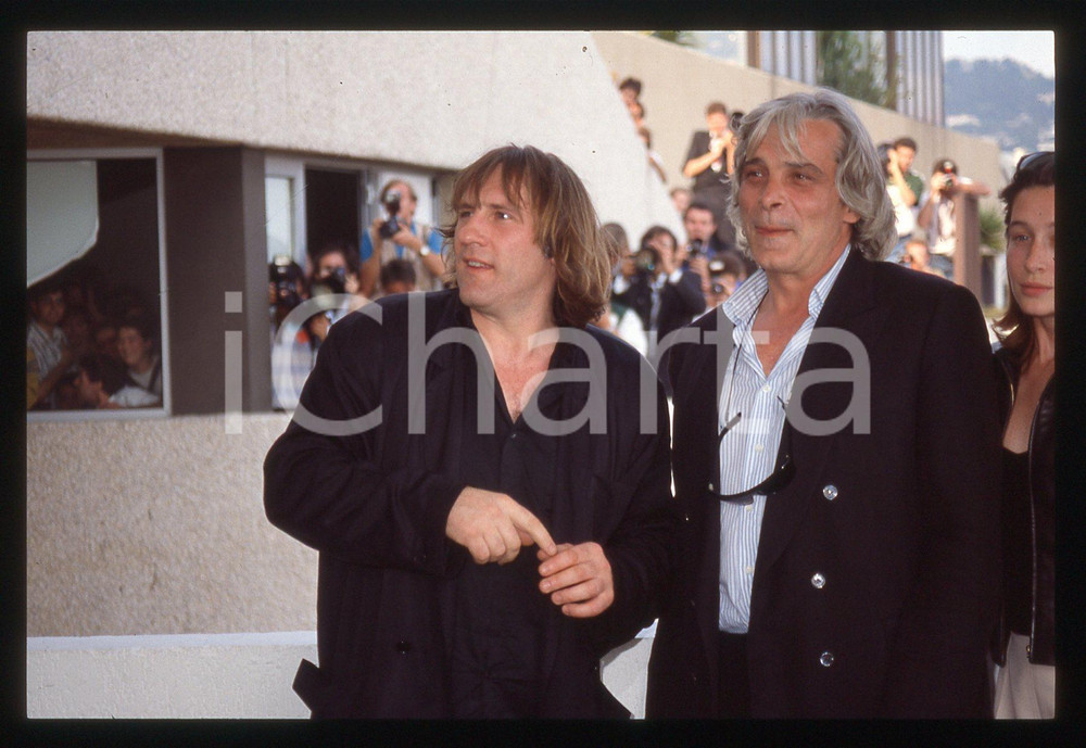 35mm vintage slide* 1990 CANNES Gérard DEPARDIEU Jacques WEBER Festival (2) La diapositiva &egrave; stata scattata in occasione della presentazione del film "Cyrano de Bergerac" al 43&deg; Festival del cinema di Cannes. CONDIZIONI: GOOD Tutti i diritti riservati.E' severamente vietata la riproduzione.  ICharta mette in vendita, sul negozio eBay e in esclusiva sul sito "icharta" il proprio archivio composto da numerose diapositive e negativi fotografici d'epoca, tutti originali e autentici, che attraversano la storia del costume italiano tra gli la fine degli anni Sessanta e Novanta.Si tratta di uno sguardo inedito sull'attualit&agrave;, la politica, la vita quotidiana, il gossip e la cultura, che fotografa il cambiamento della nazione in quest'ultimo scorcio del XX secolo. Un'occasione unica per il mercato del collezionismo, che vede finalmente disponibile un archivio eccezionale per vastit&agrave;, tematiche e condizioni, in un settore (il negativo fotografico e la diapositiva) di assoluta novit&agrave; e dalle interessanti prospettive di investimento.     originale e autentica 1
