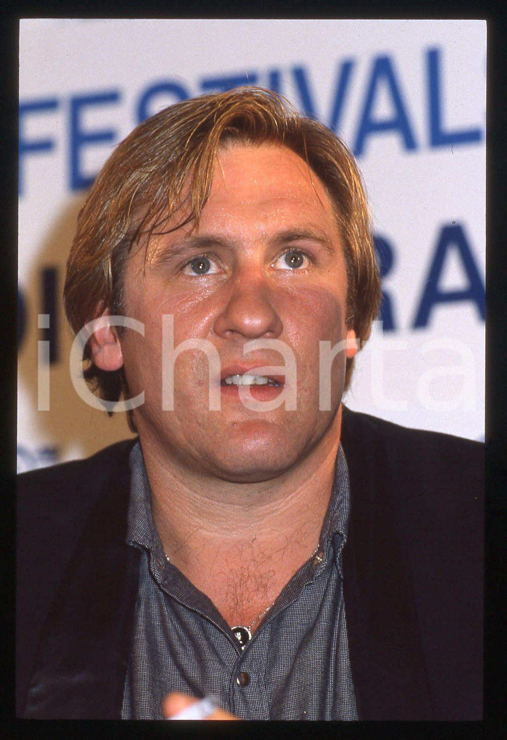 35mm vintage slide* 1987 CANNES Gérard DEPARDIEU Conferenza al Festival (6) La diapositiva &egrave; stata scattata in occasione del 40&deg; Festival del cinema di Cannes. CONDIZIONI: GOOD Tutti i diritti riservati.E' severamente vietata la riproduzione.  ICharta mette in vendita, sul negozio eBay e in esclusiva sul sito "icharta" il proprio archivio composto da numerose diapositive e negativi fotografici d'epoca, tutti originali e autentici, che attraversano la storia del costume italiano tra gli la fine degli anni Sessanta e Novanta.Si tratta di uno sguardo inedito sull'attualit&agrave;, la politica, la vita quotidiana, il gossip e la cultura, che fotografa il cambiamento della nazione in quest'ultimo scorcio del XX secolo. Un'occasione unica per il mercato del collezionismo, che vede finalmente disponibile un archivio eccezionale per vastit&agrave;, tematiche e condizioni, in un settore (il negativo fotografico e la diapositiva) di assoluta novit&agrave; e dalle interessanti prospettive di investimento.     originale e autentica 1