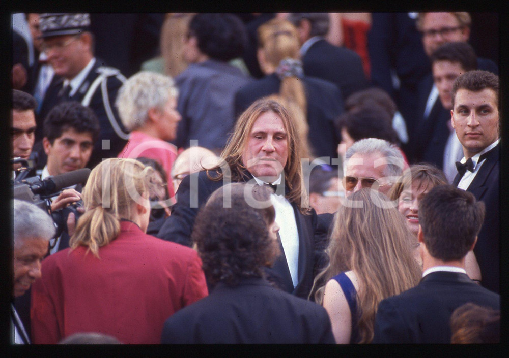 35mm vintage slide* 1992 CANNES Gérard DEPARDIEU Elisabeth DEPARDIEU (3) La diapositiva &egrave; stata scattata in occasione della serata di apertura del 45&deg; Festival del cinema di Cannes in cui G&eacute;rard Depardieu presenzi&ograve; come presidente della giuria.  CONDIZIONI: GOOD Tutti i diritti riservati.E' severamente vietata la riproduzione.  ICharta mette in vendita, sul negozio eBay e in esclusiva sul sito "icharta" il proprio archivio composto da numerose diapositive e negativi fotografici d'epoca, tutti originali e autentici, che attraversano la storia del costume italiano tra gli la fine degli anni Sessanta e Novanta.Si tratta di uno sguardo inedito sull'attualit&agrave;, la politica, la vita quotidiana, il gossip e la cultura, che fotografa il cambiamento della nazione in quest'ultimo scorcio del XX secolo. Un'occasione unica per il mercato del collezionismo, che vede finalmente disponibile un archivio eccezionale per vastit&agrave;, tematiche e condizioni, in un settore (il negativo fotografico e la diapositiva) di assoluta novit&agrave; e dalle interessanti prospettive di investimento.     originale e autentica 1