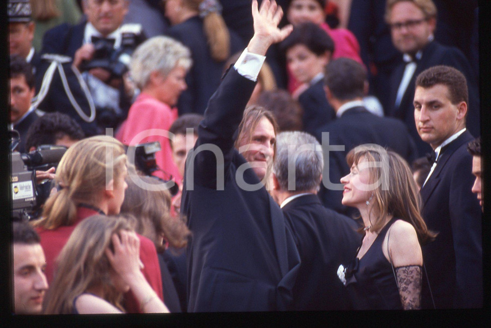 35mm vintage slide* 1992 CANNES Gérard DEPARDIEU Elisabeth DEPARDIEU (5) La diapositiva &egrave; stata scattata in occasione della serata di apertura del 45&deg; Festival del cinema di Cannes in cui G&eacute;rard Depardieu presenzi&ograve; come presidente della giuria.  CONDIZIONI: GOOD Tutti i diritti riservati.E' severamente vietata la riproduzione.  ICharta mette in vendita, sul negozio eBay e in esclusiva sul sito "icharta" il proprio archivio composto da numerose diapositive e negativi fotografici d'epoca, tutti originali e autentici, che attraversano la storia del costume italiano tra gli la fine degli anni Sessanta e Novanta.Si tratta di uno sguardo inedito sull'attualit&agrave;, la politica, la vita quotidiana, il gossip e la cultura, che fotografa il cambiamento della nazione in quest'ultimo scorcio del XX secolo. Un'occasione unica per il mercato del collezionismo, che vede finalmente disponibile un archivio eccezionale per vastit&agrave;, tematiche e condizioni, in un settore (il negativo fotografico e la diapositiva) di assoluta novit&agrave; e dalle interessanti prospettive di investimento.     originale e autentica 1