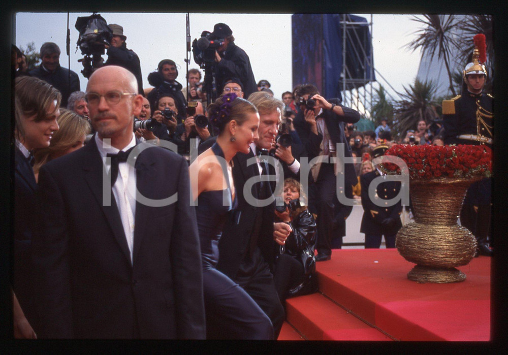 35mm vintage slide* 1997 CANNES Gérard DEPARDIEU Leonardo DICAPRIO Festival (2) La diapositiva &egrave; stata scattata in occasione del 50&deg; Festival di Cannes del 1997 e compare inoltre Carole Bouquet. CONDIZIONI: GOOD Tutti i diritti riservati.E' severamente vietata la riproduzione.  ICharta mette in vendita, sul negozio eBay e in esclusiva sul sito "icharta" il proprio archivio composto da numerose diapositive e negativi fotografici d'epoca, tutti originali e autentici, che attraversano la storia del costume italiano tra gli la fine degli anni Sessanta e Novanta.Si tratta di uno sguardo inedito sull'attualit&agrave;, la politica, la vita quotidiana, il gossip e la cultura, che fotografa il cambiamento della nazione in quest'ultimo scorcio del XX secolo. Un'occasione unica per il mercato del collezionismo, che vede finalmente disponibile un archivio eccezionale per vastit&agrave;, tematiche e condizioni, in un settore (il negativo fotografico e la diapositiva) di assoluta novit&agrave; e dalle interessanti prospettive di investimento.     originale e autentica 1