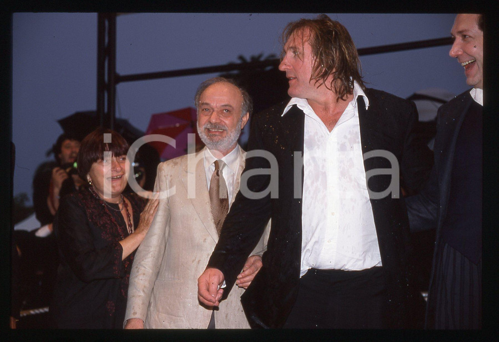 35mm vintage slide* 1998 CANNES Gérard DEPARDIEU Claude BERRI (1) La diapositiva &egrave; stata scattata in occasione della presentazione del film "Asterix &amp; Obelix contro Cesare" al 51&deg; Festival di Cannes del 1998. CONDIZIONI: GOOD Tutti i diritti riservati.E' severamente vietata la riproduzione.  ICharta mette in vendita, sul negozio eBay e in esclusiva sul sito "icharta" il proprio archivio composto da numerose diapositive e negativi fotografici d'epoca, tutti originali e autentici, che attraversano la storia del costume italiano tra gli la fine degli anni Sessanta e Novanta.Si tratta di uno sguardo inedito sull'attualit&agrave;, la politica, la vita quotidiana, il gossip e la cultura, che fotografa il cambiamento della nazione in quest'ultimo scorcio del XX secolo. Un'occasione unica per il mercato del collezionismo, che vede finalmente disponibile un archivio eccezionale per vastit&agrave;, tematiche e condizioni, in un settore (il negativo fotografico e la diapositiva) di assoluta novit&agrave; e dalle interessanti prospettive di investimento.     originale e autentica 1