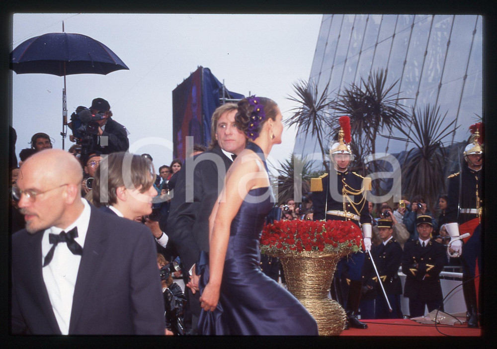 35mm vintage slide* 1997 CANNES Gérard DEPARDIEU Leonardo DICAPRIO Festival (1) La diapositiva &egrave; stata scattata in occasione del 50&deg; Festival di Cannes del 1997 e compare inoltre Carole Bouquet. CONDIZIONI: GOOD Tutti i diritti riservati.E' severamente vietata la riproduzione.  ICharta mette in vendita, sul negozio eBay e in esclusiva sul sito "icharta" il proprio archivio composto da numerose diapositive e negativi fotografici d'epoca, tutti originali e autentici, che attraversano la storia del costume italiano tra gli la fine degli anni Sessanta e Novanta.Si tratta di uno sguardo inedito sull'attualit&agrave;, la politica, la vita quotidiana, il gossip e la cultura, che fotografa il cambiamento della nazione in quest'ultimo scorcio del XX secolo. Un'occasione unica per il mercato del collezionismo, che vede finalmente disponibile un archivio eccezionale per vastit&agrave;, tematiche e condizioni, in un settore (il negativo fotografico e la diapositiva) di assoluta novit&agrave; e dalle interessanti prospettive di investimento.     originale e autentica 1