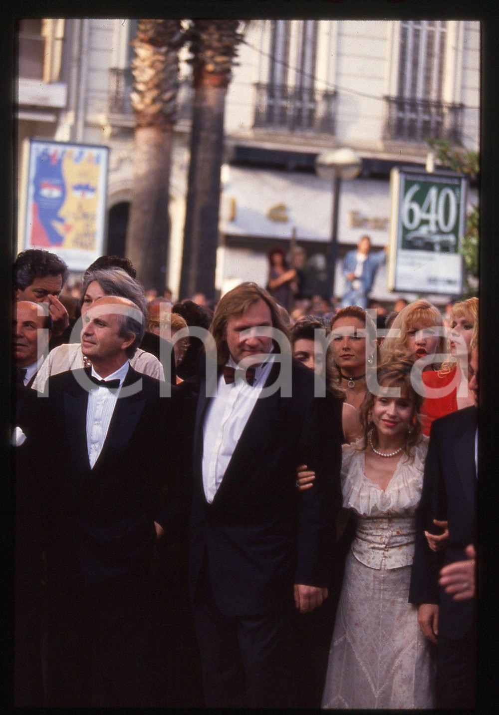 35mm vintage slide* 1994 CANNES Gérard DEPARDIEU Elisabeth DEPARDIEU Festival (1) La diapositiva &egrave; stata scattata in occasione del 47&deg; Festival di Cannes del 1994. CONDIZIONI: GOOD Tutti i diritti riservati.E' severamente vietata la riproduzione.  ICharta mette in vendita, sul negozio eBay e in esclusiva sul sito "icharta" il proprio archivio composto da numerose diapositive e negativi fotografici d'epoca, tutti originali e autentici, che attraversano la storia del costume italiano tra gli la fine degli anni Sessanta e Novanta.Si tratta di uno sguardo inedito sull'attualit&agrave;, la politica, la vita quotidiana, il gossip e la cultura, che fotografa il cambiamento della nazione in quest'ultimo scorcio del XX secolo. Un'occasione unica per il mercato del collezionismo, che vede finalmente disponibile un archivio eccezionale per vastit&agrave;, tematiche e condizioni, in un settore (il negativo fotografico e la diapositiva) di assoluta novit&agrave; e dalle interessanti prospettive di investimento.     originale e autentica 1