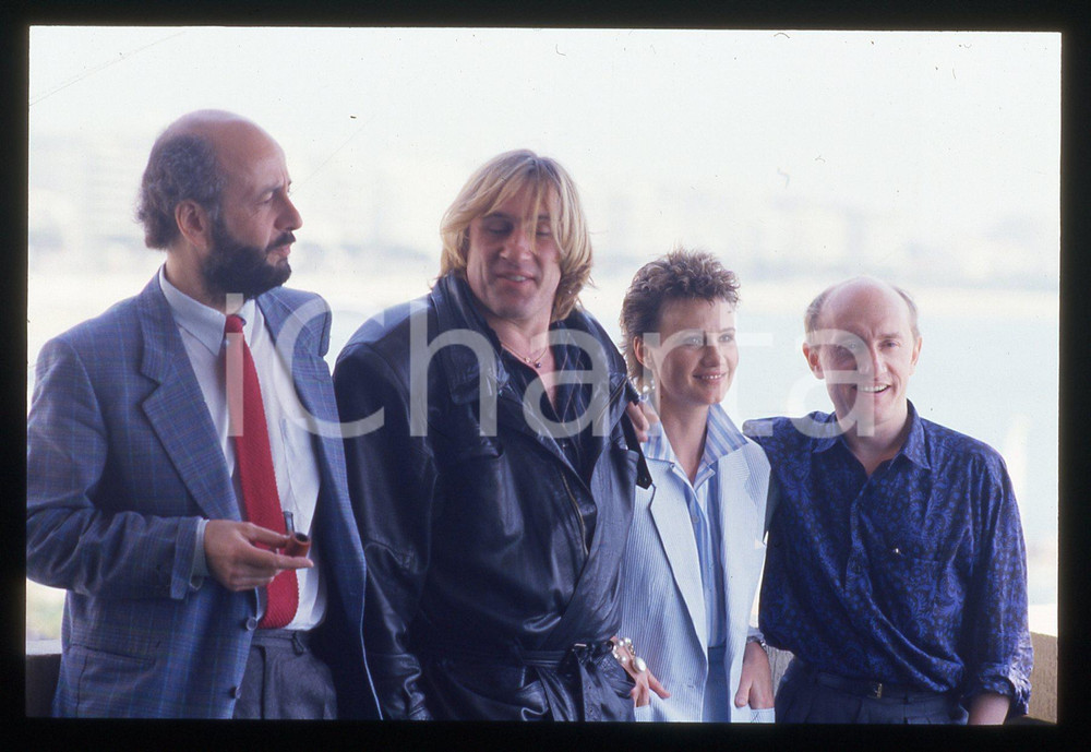 35mm vintage slide* 1986 CANNES Gérard DEPARDIEU MIOU-MIOU Bertrand BLIER (3) La diapositiva &egrave; stata scattata in occasione della presentazione del film "Tenue de soir&eacute;e - Lui portava i tacchi a spillo" al 39&deg; Festival del cinema di Cannes e compare inoltre Michel Blanc. CONDIZIONI: GOOD Tutti i diritti riservati.E' severamente vietata la riproduzione.  ICharta mette in vendita, sul negozio eBay e in esclusiva sul sito "icharta" il proprio archivio composto da numerose diapositive e negativi fotografici d'epoca, tutti originali e autentici, che attraversano la storia del costume italiano tra gli la fine degli anni Sessanta e Novanta.Si tratta di uno sguardo inedito sull'attualit&agrave;, la politica, la vita quotidiana, il gossip e la cultura, che fotografa il cambiamento della nazione in quest'ultimo scorcio del XX secolo. Un'occasione unica per il mercato del collezionismo, che vede finalmente disponibile un archivio eccezionale per vastit&agrave;, tematiche e condizioni, in un settore (il negativo fotografico e la diapositiva) di assoluta novit&agrave; e dalle interessanti prospettive di investimento.     originale e autentica 1
