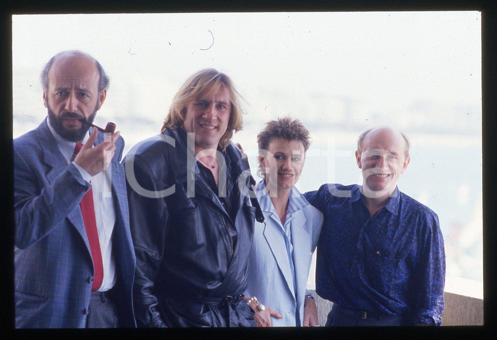 35mm vintage slide* 1986 CANNES Gérard DEPARDIEU MIOU-MIOU Bertrand BLIER (4) La diapositiva &egrave; stata scattata in occasione della presentazione del film "Tenue de soir&eacute;e - Lui portava i tacchi a spillo" al 39&deg; Festival del cinema di Cannes e compare inoltre Michel Blanc. CONDIZIONI: GOOD Tutti i diritti riservati.E' severamente vietata la riproduzione.  ICharta mette in vendita, sul negozio eBay e in esclusiva sul sito "icharta" il proprio archivio composto da numerose diapositive e negativi fotografici d'epoca, tutti originali e autentici, che attraversano la storia del costume italiano tra gli la fine degli anni Sessanta e Novanta.Si tratta di uno sguardo inedito sull'attualit&agrave;, la politica, la vita quotidiana, il gossip e la cultura, che fotografa il cambiamento della nazione in quest'ultimo scorcio del XX secolo. Un'occasione unica per il mercato del collezionismo, che vede finalmente disponibile un archivio eccezionale per vastit&agrave;, tematiche e condizioni, in un settore (il negativo fotografico e la diapositiva) di assoluta novit&agrave; e dalle interessanti prospettive di investimento.     originale e autentica 1