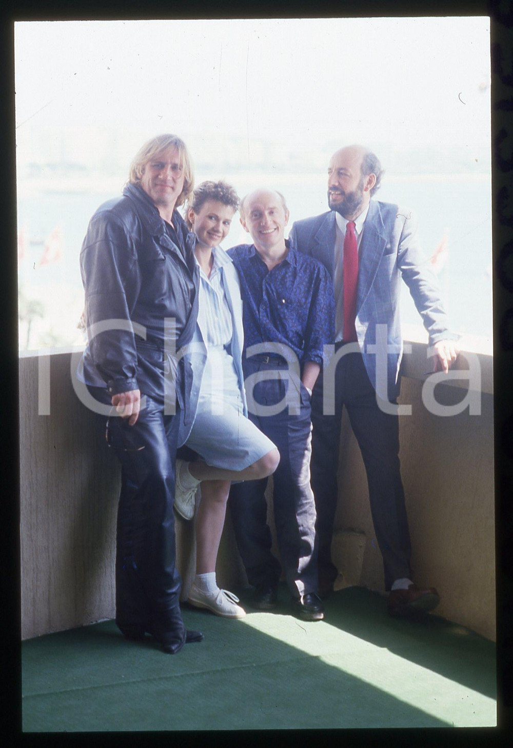 35mm vintage slide* 1986 CANNES Gérard DEPARDIEU MIOU-MIOU Bertrand BLIER (5) La diapositiva &egrave; stata scattata in occasione della presentazione del film "Tenue de soir&eacute;e - Lui portava i tacchi a spillo" al 39&deg; Festival del cinema di Cannes e compare inoltre Michel Blanc. CONDIZIONI: GOOD Tutti i diritti riservati.E' severamente vietata la riproduzione.  ICharta mette in vendita, sul negozio eBay e in esclusiva sul sito "icharta" il proprio archivio composto da numerose diapositive e negativi fotografici d'epoca, tutti originali e autentici, che attraversano la storia del costume italiano tra gli la fine degli anni Sessanta e Novanta.Si tratta di uno sguardo inedito sull'attualit&agrave;, la politica, la vita quotidiana, il gossip e la cultura, che fotografa il cambiamento della nazione in quest'ultimo scorcio del XX secolo. Un'occasione unica per il mercato del collezionismo, che vede finalmente disponibile un archivio eccezionale per vastit&agrave;, tematiche e condizioni, in un settore (il negativo fotografico e la diapositiva) di assoluta novit&agrave; e dalle interessanti prospettive di investimento.     originale e autentica 1