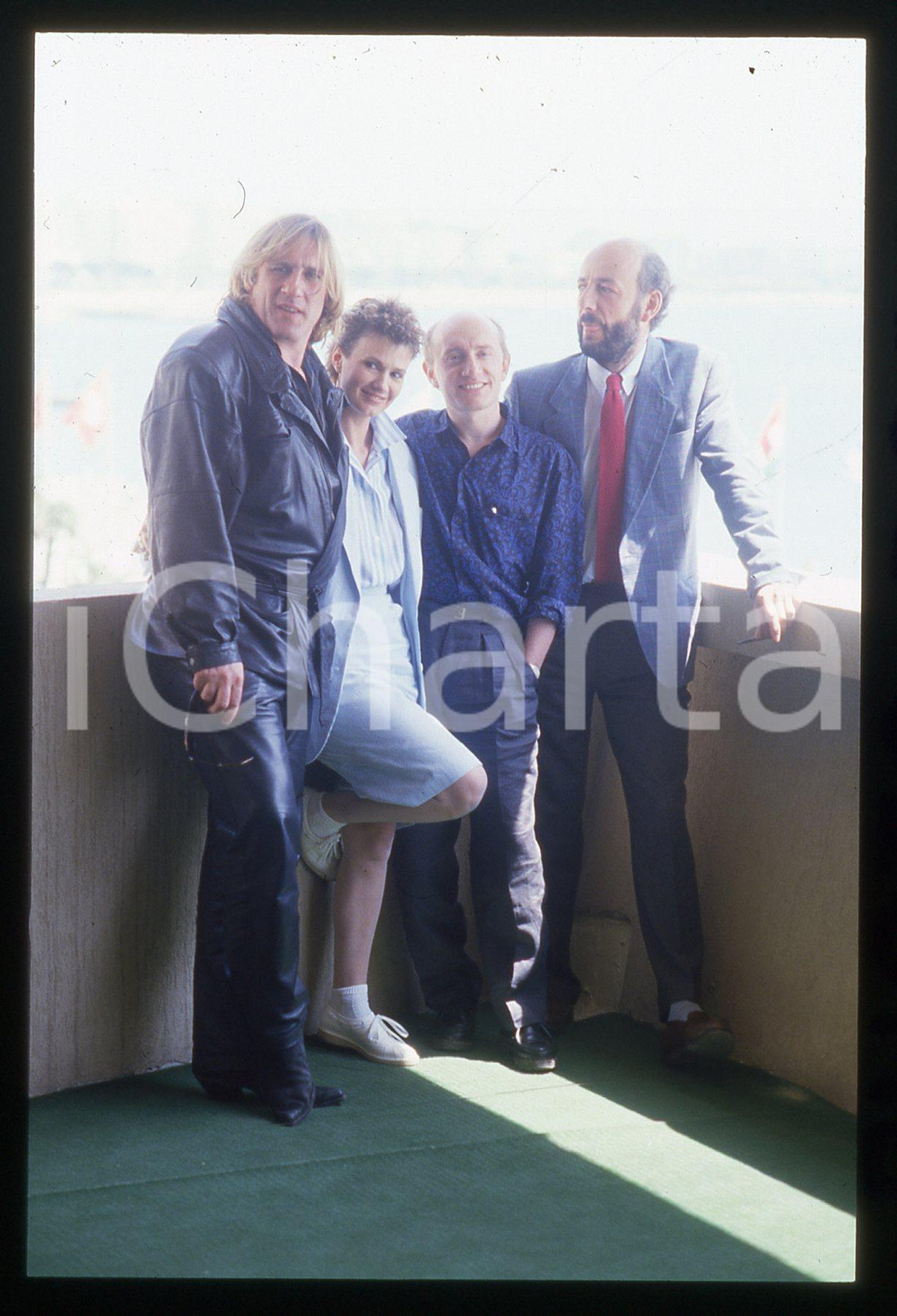 35mm vintage slide* 1986 CANNES Gérard DEPARDIEU MIOU-MIOU Bertrand BLIER (6) La diapositiva &egrave; stata scattata in occasione della presentazione del film "Tenue de soir&eacute;e - Lui portava i tacchi a spillo" al 39&deg; Festival del cinema di Cannes e compare inoltre Michel Blanc. CONDIZIONI: GOOD Tutti i diritti riservati.E' severamente vietata la riproduzione.  ICharta mette in vendita, sul negozio eBay e in esclusiva sul sito "icharta" il proprio archivio composto da numerose diapositive e negativi fotografici d'epoca, tutti originali e autentici, che attraversano la storia del costume italiano tra gli la fine degli anni Sessanta e Novanta.Si tratta di uno sguardo inedito sull'attualit&agrave;, la politica, la vita quotidiana, il gossip e la cultura, che fotografa il cambiamento della nazione in quest'ultimo scorcio del XX secolo. Un'occasione unica per il mercato del collezionismo, che vede finalmente disponibile un archivio eccezionale per vastit&agrave;, tematiche e condizioni, in un settore (il negativo fotografico e la diapositiva) di assoluta novit&agrave; e dalle interessanti prospettive di investimento.     originale e autentica 1