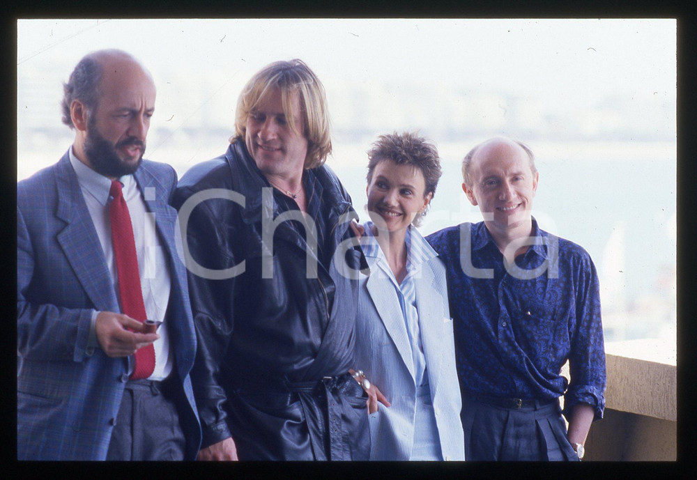 35mm vintage slide* 1986 CANNES Gérard DEPARDIEU MIOU-MIOU Bertrand BLIER (7) La diapositiva &egrave; stata scattata in occasione della presentazione del film "Tenue de soir&eacute;e - Lui portava i tacchi a spillo" al 39&deg; Festival del cinema di Cannes e compare inoltre Michel Blanc. CONDIZIONI: GOOD Tutti i diritti riservati.E' severamente vietata la riproduzione.  ICharta mette in vendita, sul negozio eBay e in esclusiva sul sito "icharta" il proprio archivio composto da numerose diapositive e negativi fotografici d'epoca, tutti originali e autentici, che attraversano la storia del costume italiano tra gli la fine degli anni Sessanta e Novanta.Si tratta di uno sguardo inedito sull'attualit&agrave;, la politica, la vita quotidiana, il gossip e la cultura, che fotografa il cambiamento della nazione in quest'ultimo scorcio del XX secolo. Un'occasione unica per il mercato del collezionismo, che vede finalmente disponibile un archivio eccezionale per vastit&agrave;, tematiche e condizioni, in un settore (il negativo fotografico e la diapositiva) di assoluta novit&agrave; e dalle interessanti prospettive di investimento.     originale e autentica 1