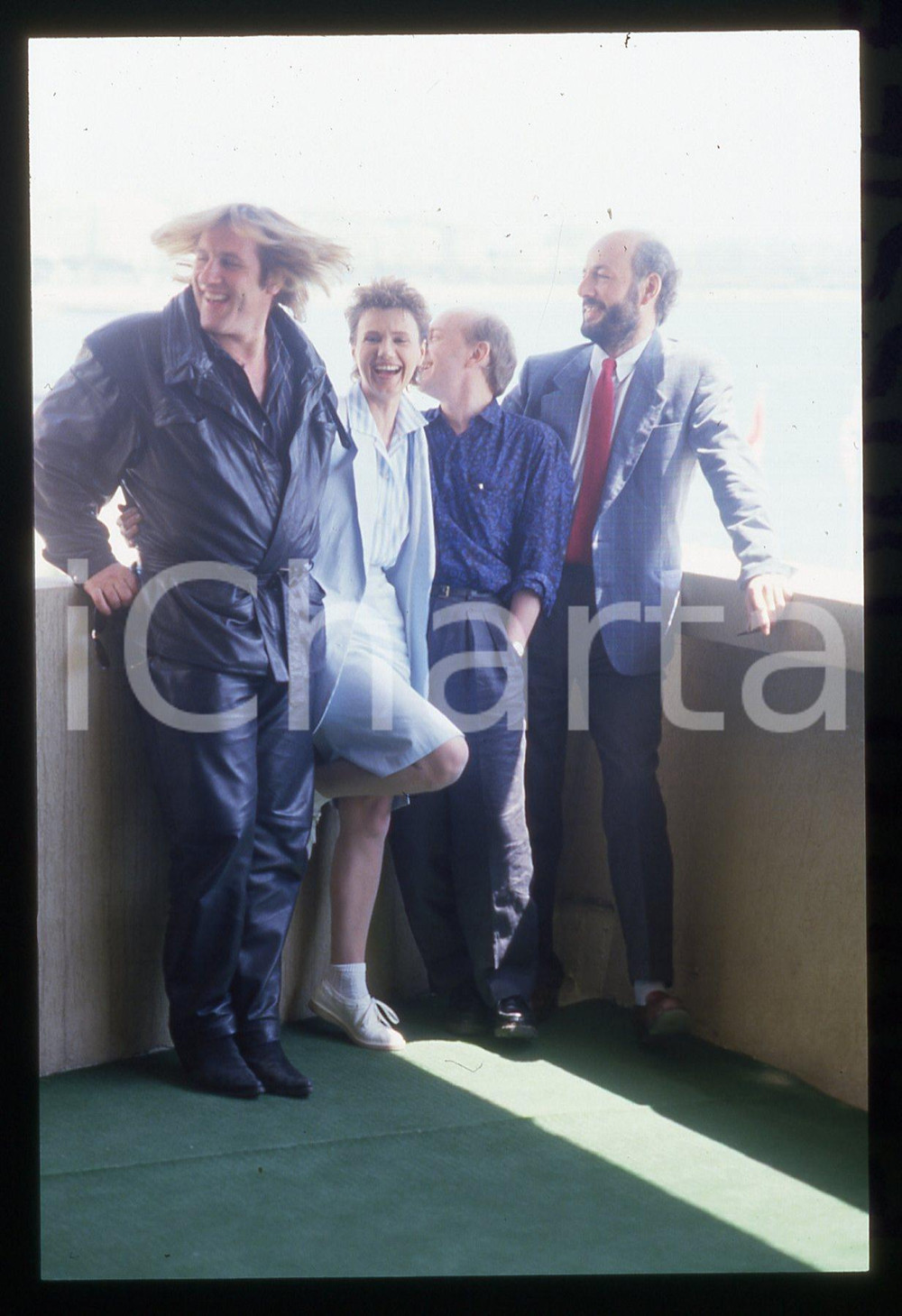 35mm vintage slide* 1986 CANNES Gérard DEPARDIEU MIOU-MIOU Bertrand BLIER (8) La diapositiva &egrave; stata scattata in occasione della presentazione del film "Tenue de soir&eacute;e - Lui portava i tacchi a spillo" al 39&deg; Festival del cinema di Cannes e compare inoltre Michel Blanc. CONDIZIONI: GOOD Tutti i diritti riservati.E' severamente vietata la riproduzione.  ICharta mette in vendita, sul negozio eBay e in esclusiva sul sito "icharta" il proprio archivio composto da numerose diapositive e negativi fotografici d'epoca, tutti originali e autentici, che attraversano la storia del costume italiano tra gli la fine degli anni Sessanta e Novanta.Si tratta di uno sguardo inedito sull'attualit&agrave;, la politica, la vita quotidiana, il gossip e la cultura, che fotografa il cambiamento della nazione in quest'ultimo scorcio del XX secolo. Un'occasione unica per il mercato del collezionismo, che vede finalmente disponibile un archivio eccezionale per vastit&agrave;, tematiche e condizioni, in un settore (il negativo fotografico e la diapositiva) di assoluta novit&agrave; e dalle interessanti prospettive di investimento.     originale e autentica 1