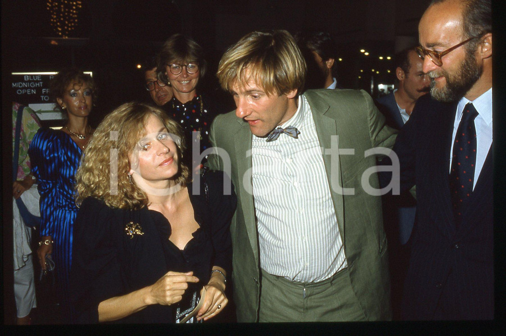 35mm vintage slide* 1985 VENEZIA Gérard DEPARDIEU Elisabeth DEPARDIEU (1) La diapositiva &egrave; stata scattata in occasione della 42&ordf; Mostra del cinema di Venezia. CONDIZIONI: GOOD Tutti i diritti riservati.E' severamente vietata la riproduzione.  ICharta mette in vendita, sul negozio eBay e in esclusiva sul sito "icharta" il proprio archivio composto da numerose diapositive e negativi fotografici d'epoca, tutti originali e autentici, che attraversano la storia del costume italiano tra gli la fine degli anni Sessanta e Novanta.Si tratta di uno sguardo inedito sull'attualit&agrave;, la politica, la vita quotidiana, il gossip e la cultura, che fotografa il cambiamento della nazione in quest'ultimo scorcio del XX secolo. Un'occasione unica per il mercato del collezionismo, che vede finalmente disponibile un archivio eccezionale per vastit&agrave;, tematiche e condizioni, in un settore (il negativo fotografico e la diapositiva) di assoluta novit&agrave; e dalle interessanti prospettive di investimento.     originale e autentica 1