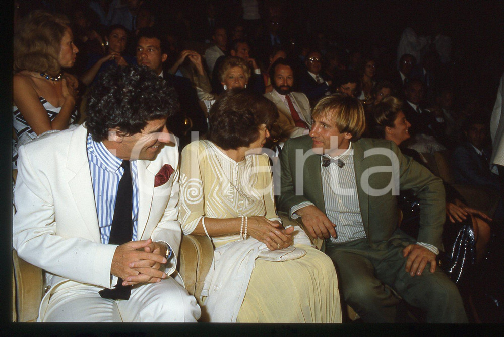 35mm vintage slide* 1985 VENEZIA Gérard DEPARDIEU Danielle MITTERAND Jack LANG 2 La diapositiva &egrave; stata scattata in occasione della 42&ordf; Mostra del cinema di Venezia. CONDIZIONI: GOOD Tutti i diritti riservati.E' severamente vietata la riproduzione.  ICharta mette in vendita, sul negozio eBay e in esclusiva sul sito "icharta" il proprio archivio composto da numerose diapositive e negativi fotografici d'epoca, tutti originali e autentici, che attraversano la storia del costume italiano tra gli la fine degli anni Sessanta e Novanta.Si tratta di uno sguardo inedito sull'attualit&agrave;, la politica, la vita quotidiana, il gossip e la cultura, che fotografa il cambiamento della nazione in quest'ultimo scorcio del XX secolo. Un'occasione unica per il mercato del collezionismo, che vede finalmente disponibile un archivio eccezionale per vastit&agrave;, tematiche e condizioni, in un settore (il negativo fotografico e la diapositiva) di assoluta novit&agrave; e dalle interessanti prospettive di investimento.     originale e autentica 1