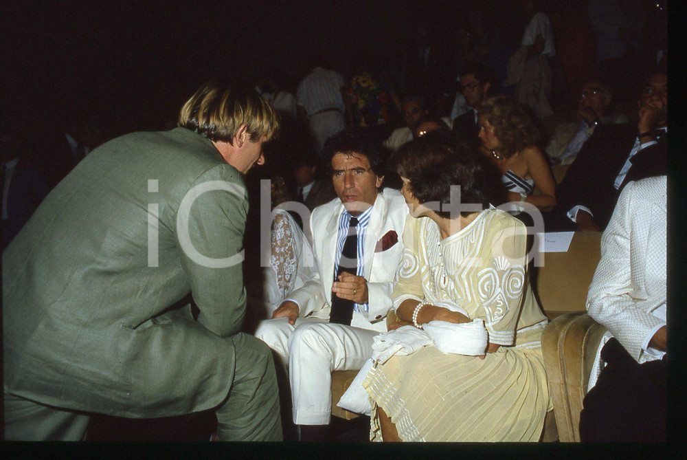 35mm vintage slide* 1985 VENEZIA Gérard DEPARDIEU Danielle MITTERAND Jack LANG 4 La diapositiva &egrave; stata scattata in occasione della 42&ordf; Mostra del cinema di Venezia. CONDIZIONI: GOOD Tutti i diritti riservati.E' severamente vietata la riproduzione.  ICharta mette in vendita, sul negozio eBay e in esclusiva sul sito "icharta" il proprio archivio composto da numerose diapositive e negativi fotografici d'epoca, tutti originali e autentici, che attraversano la storia del costume italiano tra gli la fine degli anni Sessanta e Novanta.Si tratta di uno sguardo inedito sull'attualit&agrave;, la politica, la vita quotidiana, il gossip e la cultura, che fotografa il cambiamento della nazione in quest'ultimo scorcio del XX secolo. Un'occasione unica per il mercato del collezionismo, che vede finalmente disponibile un archivio eccezionale per vastit&agrave;, tematiche e condizioni, in un settore (il negativo fotografico e la diapositiva) di assoluta novit&agrave; e dalle interessanti prospettive di investimento.     originale e autentica 1