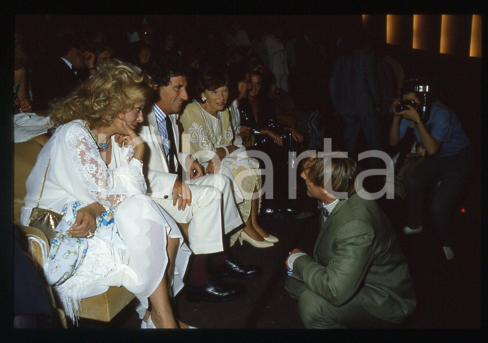 35mm vintage slide* 1985 VENEZIA Gérard DEPARDIEU Danielle MITTERAND Jack LANG 5 La diapositiva &egrave; stata scattata in occasione della 42&ordf; Mostra del cinema di Venezia e compare inoltre Melina Merkouri. CONDIZIONI: GOOD Tutti i diritti riservati.E' severamente vietata la riproduzione.  ICharta mette in vendita, sul negozio eBay e in esclusiva sul sito "icharta" il proprio archivio composto da numerose diapositive e negativi fotografici d'epoca, tutti originali e autentici, che attraversano la storia del costume italiano tra gli la fine degli anni Sessanta e Novanta.Si tratta di uno sguardo inedito sull'attualit&agrave;, la politica, la vita quotidiana, il gossip e la cultura, che fotografa il cambiamento della nazione in quest'ultimo scorcio del XX secolo. Un'occasione unica per il mercato del collezionismo, che vede finalmente disponibile un archivio eccezionale per vastit&agrave;, tematiche e condizioni, in un settore (il negativo fotografico e la diapositiva) di assoluta novit&agrave; e dalle interessanti prospettive di investimento.     originale e autentica 1