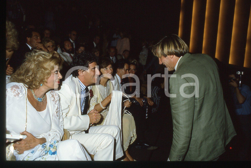 35mm vintage slide* 1985 VENEZIA Gérard DEPARDIEU Danielle MITTERAND Jack LANG 6 La diapositiva &egrave; stata scattata in occasione della 42&ordf; Mostra del cinema di Venezia e compare inoltre Melina Merkouri. CONDIZIONI: GOOD Tutti i diritti riservati.E' severamente vietata la riproduzione.  ICharta mette in vendita, sul negozio eBay e in esclusiva sul sito "icharta" il proprio archivio composto da numerose diapositive e negativi fotografici d'epoca, tutti originali e autentici, che attraversano la storia del costume italiano tra gli la fine degli anni Sessanta e Novanta.Si tratta di uno sguardo inedito sull'attualit&agrave;, la politica, la vita quotidiana, il gossip e la cultura, che fotografa il cambiamento della nazione in quest'ultimo scorcio del XX secolo. Un'occasione unica per il mercato del collezionismo, che vede finalmente disponibile un archivio eccezionale per vastit&agrave;, tematiche e condizioni, in un settore (il negativo fotografico e la diapositiva) di assoluta novit&agrave; e dalle interessanti prospettive di investimento.     originale e autentica 1