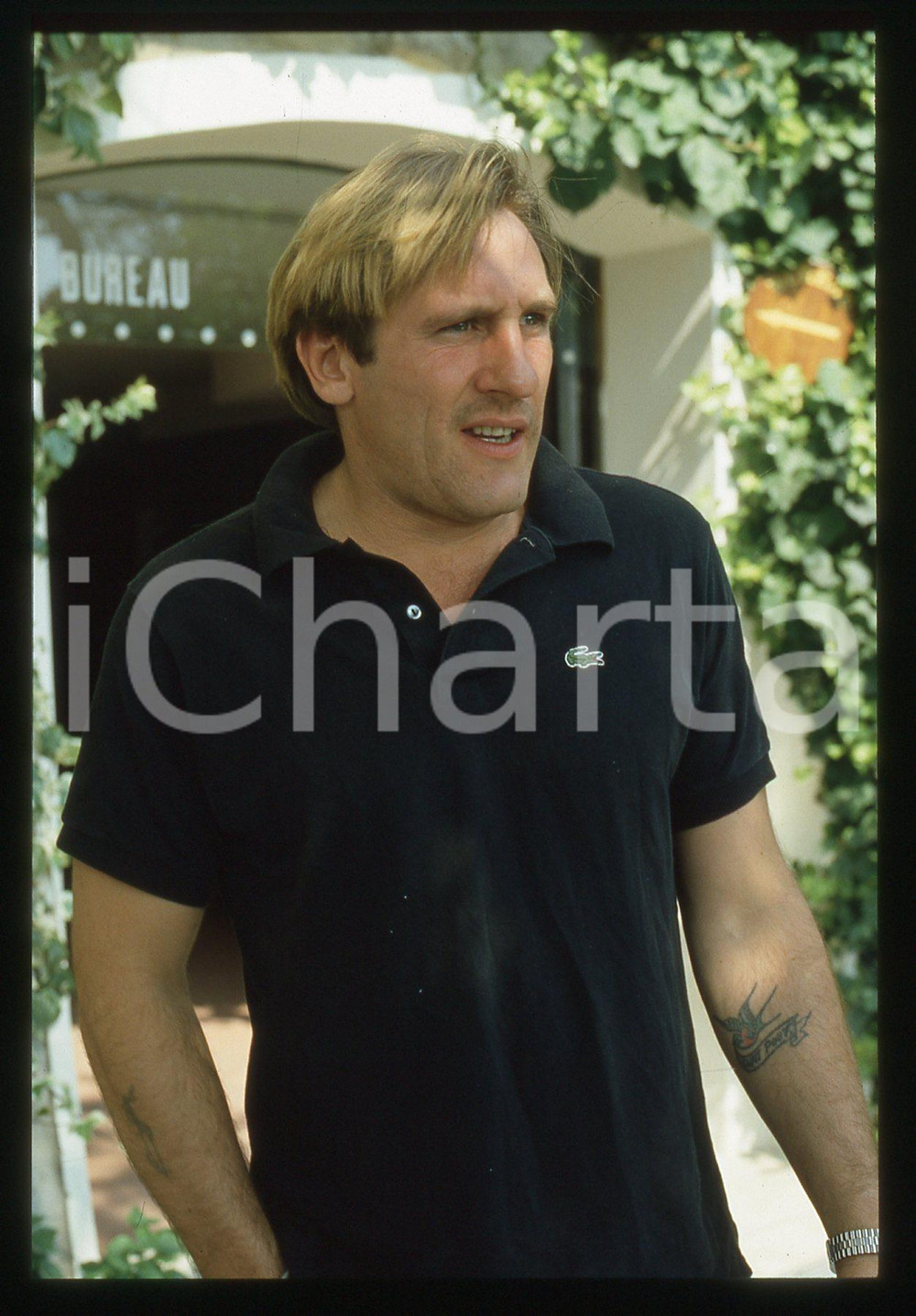 35mm vintage slide* 1985 VENEZIA Gérard DEPARDIEU Mostra del cinema (4) La diapositiva &egrave; stata scattata in occasione della 42&ordf; Mostra del cinema di Venezia. CONDIZIONI: GOOD Tutti i diritti riservati.E' severamente vietata la riproduzione.  ICharta mette in vendita, sul negozio eBay e in esclusiva sul sito "icharta" il proprio archivio composto da numerose diapositive e negativi fotografici d'epoca, tutti originali e autentici, che attraversano la storia del costume italiano tra gli la fine degli anni Sessanta e Novanta.Si tratta di uno sguardo inedito sull'attualit&agrave;, la politica, la vita quotidiana, il gossip e la cultura, che fotografa il cambiamento della nazione in quest'ultimo scorcio del XX secolo. Un'occasione unica per il mercato del collezionismo, che vede finalmente disponibile un archivio eccezionale per vastit&agrave;, tematiche e condizioni, in un settore (il negativo fotografico e la diapositiva) di assoluta novit&agrave; e dalle interessanti prospettive di investimento.     originale e autentica 1