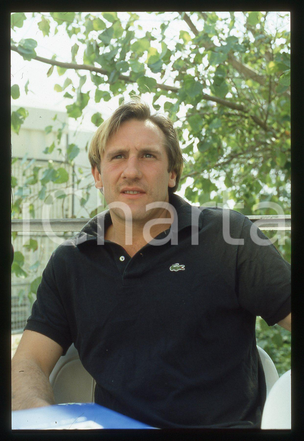 35mm vintage slide* 1985 VENEZIA Gérard DEPARDIEU Mostra del cinema (7) La diapositiva &egrave; stata scattata in occasione della 42&ordf; Mostra del cinema di Venezia. CONDIZIONI: GOOD Tutti i diritti riservati.E' severamente vietata la riproduzione.  ICharta mette in vendita, sul negozio eBay e in esclusiva sul sito "icharta" il proprio archivio composto da numerose diapositive e negativi fotografici d'epoca, tutti originali e autentici, che attraversano la storia del costume italiano tra gli la fine degli anni Sessanta e Novanta.Si tratta di uno sguardo inedito sull'attualit&agrave;, la politica, la vita quotidiana, il gossip e la cultura, che fotografa il cambiamento della nazione in quest'ultimo scorcio del XX secolo. Un'occasione unica per il mercato del collezionismo, che vede finalmente disponibile un archivio eccezionale per vastit&agrave;, tematiche e condizioni, in un settore (il negativo fotografico e la diapositiva) di assoluta novit&agrave; e dalle interessanti prospettive di investimento.     originale e autentica 1