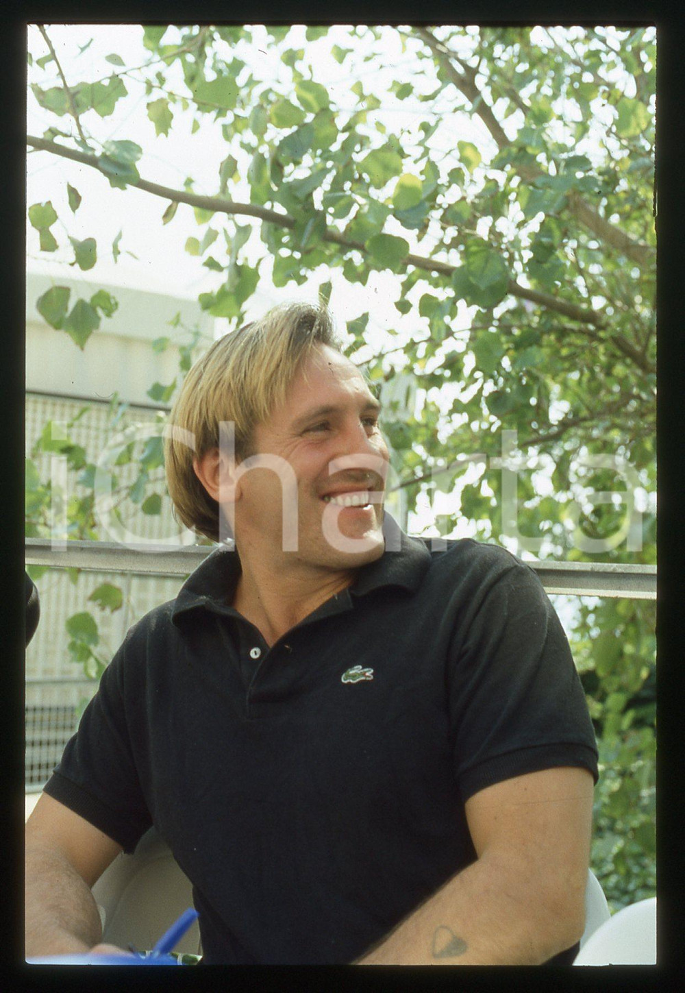 35mm vintage slide* 1985 VENEZIA Gérard DEPARDIEU Mostra del cinema (8) La diapositiva &egrave; stata scattata in occasione della 42&ordf; Mostra del cinema di Venezia. CONDIZIONI: GOOD Tutti i diritti riservati.E' severamente vietata la riproduzione.  ICharta mette in vendita, sul negozio eBay e in esclusiva sul sito "icharta" il proprio archivio composto da numerose diapositive e negativi fotografici d'epoca, tutti originali e autentici, che attraversano la storia del costume italiano tra gli la fine degli anni Sessanta e Novanta.Si tratta di uno sguardo inedito sull'attualit&agrave;, la politica, la vita quotidiana, il gossip e la cultura, che fotografa il cambiamento della nazione in quest'ultimo scorcio del XX secolo. Un'occasione unica per il mercato del collezionismo, che vede finalmente disponibile un archivio eccezionale per vastit&agrave;, tematiche e condizioni, in un settore (il negativo fotografico e la diapositiva) di assoluta novit&agrave; e dalle interessanti prospettive di investimento.     originale e autentica 1