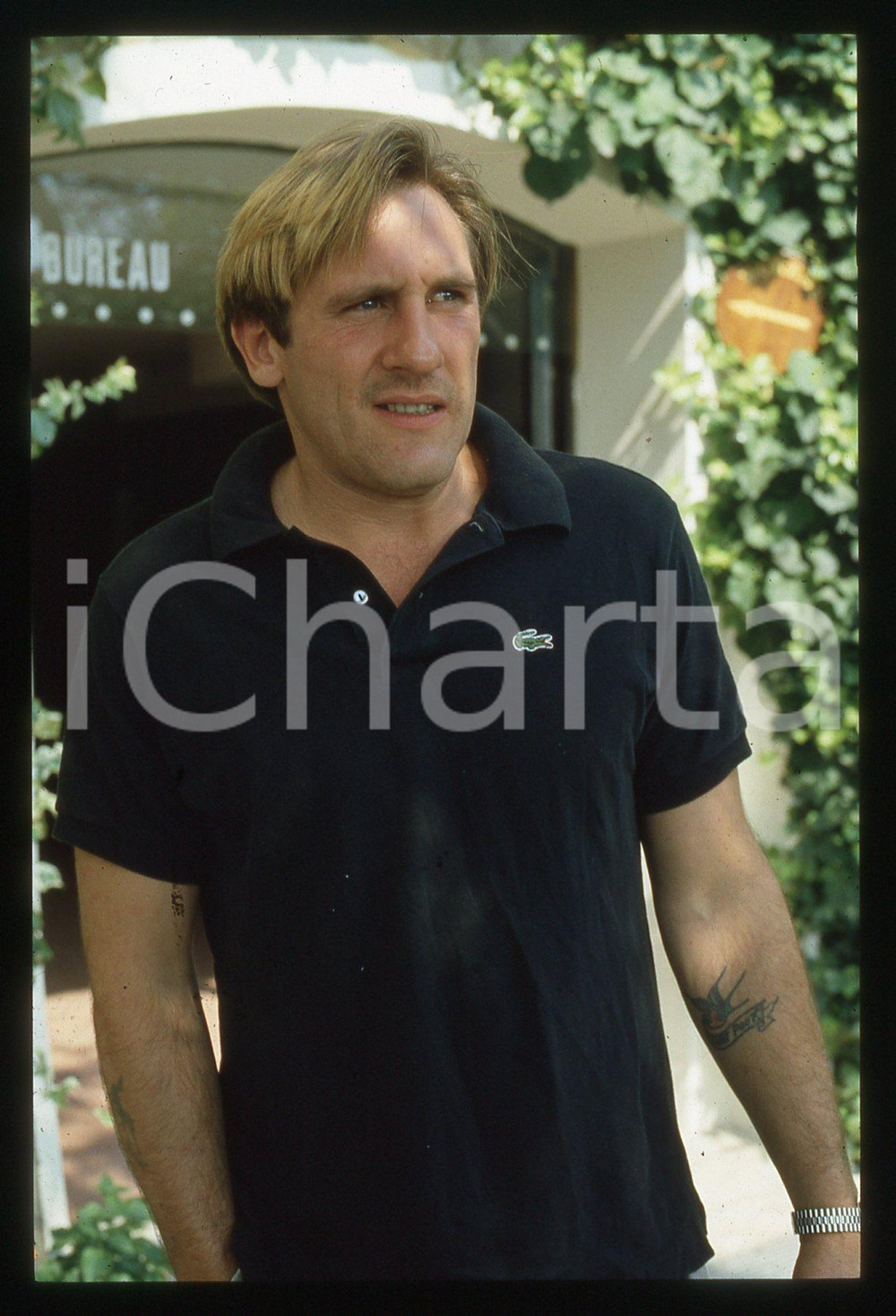 35mm vintage slide* 1985 VENEZIA Gérard DEPARDIEU Mostra del cinema (9) La diapositiva &egrave; stata scattata in occasione della 42&ordf; Mostra del cinema di Venezia. CONDIZIONI: GOOD Tutti i diritti riservati.E' severamente vietata la riproduzione.  ICharta mette in vendita, sul negozio eBay e in esclusiva sul sito "icharta" il proprio archivio composto da numerose diapositive e negativi fotografici d'epoca, tutti originali e autentici, che attraversano la storia del costume italiano tra gli la fine degli anni Sessanta e Novanta.Si tratta di uno sguardo inedito sull'attualit&agrave;, la politica, la vita quotidiana, il gossip e la cultura, che fotografa il cambiamento della nazione in quest'ultimo scorcio del XX secolo. Un'occasione unica per il mercato del collezionismo, che vede finalmente disponibile un archivio eccezionale per vastit&agrave;, tematiche e condizioni, in un settore (il negativo fotografico e la diapositiva) di assoluta novit&agrave; e dalle interessanti prospettive di investimento.     originale e autentica 1