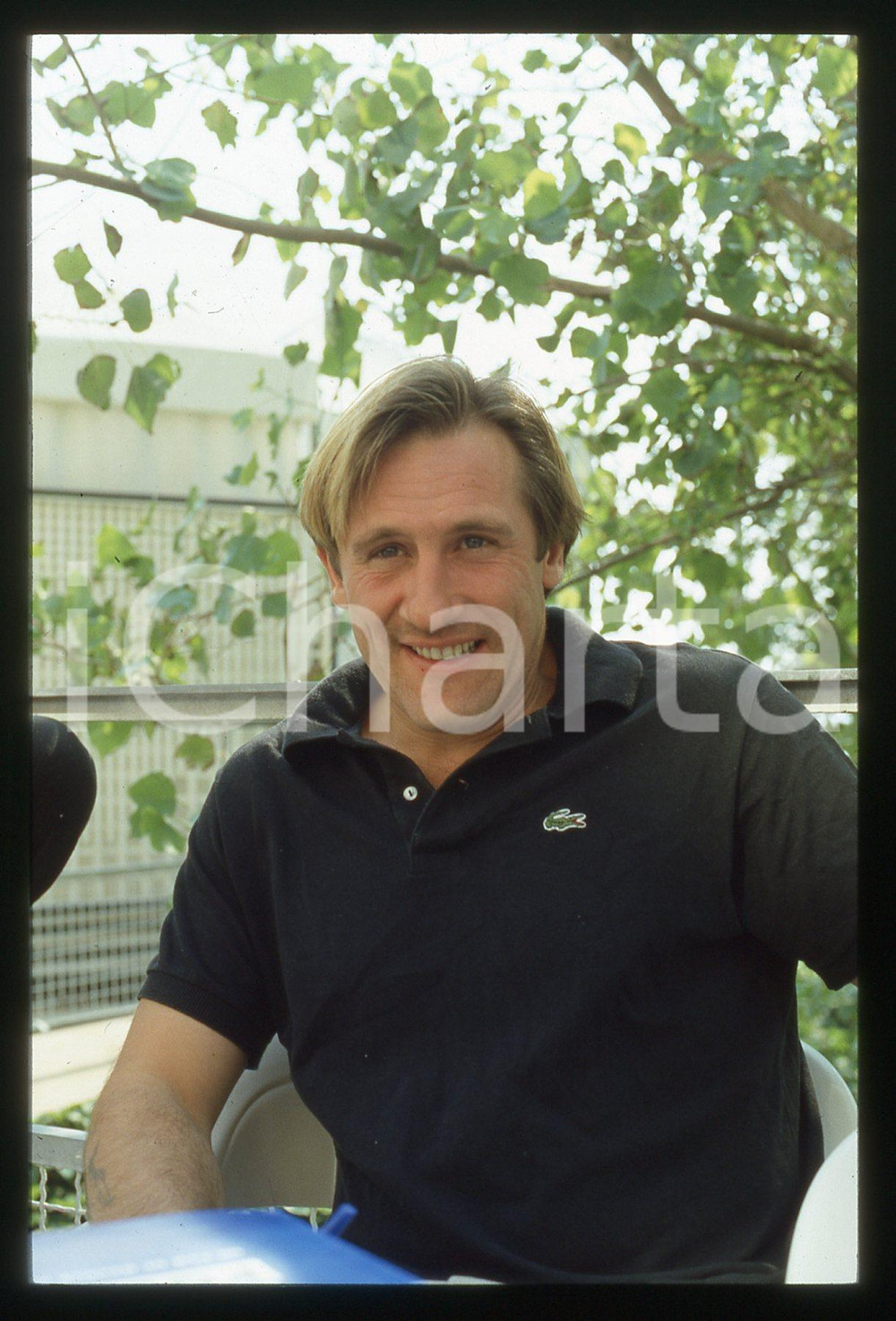 35mm vintage slide* 1985 VENEZIA Gérard DEPARDIEU Mostra del cinema (11) La diapositiva &egrave; stata scattata in occasione della 42&ordf; Mostra del cinema di Venezia. CONDIZIONI: GOOD Tutti i diritti riservati.E' severamente vietata la riproduzione.  ICharta mette in vendita, sul negozio eBay e in esclusiva sul sito "icharta" il proprio archivio composto da numerose diapositive e negativi fotografici d'epoca, tutti originali e autentici, che attraversano la storia del costume italiano tra gli la fine degli anni Sessanta e Novanta.Si tratta di uno sguardo inedito sull'attualit&agrave;, la politica, la vita quotidiana, il gossip e la cultura, che fotografa il cambiamento della nazione in quest'ultimo scorcio del XX secolo. Un'occasione unica per il mercato del collezionismo, che vede finalmente disponibile un archivio eccezionale per vastit&agrave;, tematiche e condizioni, in un settore (il negativo fotografico e la diapositiva) di assoluta novit&agrave; e dalle interessanti prospettive di investimento.     originale e autentica 1