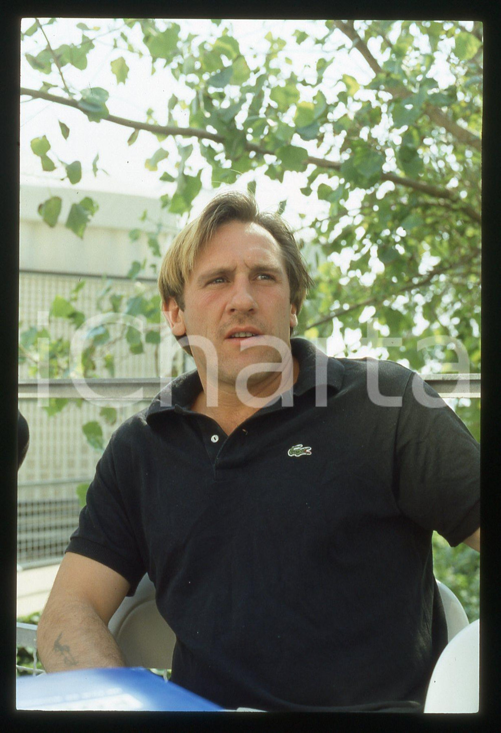 35mm vintage slide *1985 VENEZIA Mostra del Cinema - Gérard DEPARDIEU (13) La diapositiva &egrave; stata scattata in occasione della 42&ordf; Mostra del cinema di Venezia. CONDIZIONI: GOOD Tutti i diritti riservati.E' severamente vietata la riproduzione.  ICharta mette in vendita, sul negozio eBay e in esclusiva sul sito "icharta" il proprio archivio composto da numerose diapositive e negativi fotografici d'epoca, tutti originali e autentici, che attraversano la storia del costume italiano tra gli la fine degli anni Sessanta e Novanta.Si tratta di uno sguardo inedito sull'attualit&agrave;, la politica, la vita quotidiana, il gossip e la cultura, che fotografa il cambiamento della nazione in quest'ultimo scorcio del XX secolo. Un'occasione unica per il mercato del collezionismo, che vede finalmente disponibile un archivio eccezionale per vastit&agrave;, tematiche e condizioni, in un settore (il negativo fotografico e la diapositiva) di assoluta novit&agrave; e dalle interessanti prospettive di investimento.      originale e autentica 1