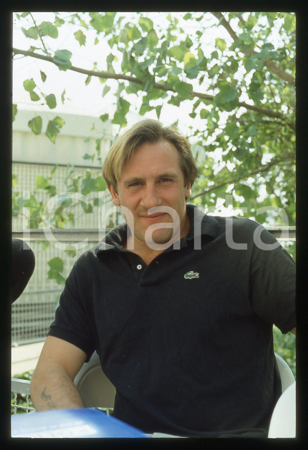 35mm vintage slide* 1985 VENEZIA Gérard DEPARDIEU Mostra del cinema (16) La diapositiva &egrave; stata scattata in occasione della 42&ordf; Mostra del cinema di Venezia. CONDIZIONI: GOOD Tutti i diritti riservati.E' severamente vietata la riproduzione.  ICharta mette in vendita, sul negozio eBay e in esclusiva sul sito "icharta" il proprio archivio composto da numerose diapositive e negativi fotografici d'epoca, tutti originali e autentici, che attraversano la storia del costume italiano tra gli la fine degli anni Sessanta e Novanta.Si tratta di uno sguardo inedito sull'attualit&agrave;, la politica, la vita quotidiana, il gossip e la cultura, che fotografa il cambiamento della nazione in quest'ultimo scorcio del XX secolo. Un'occasione unica per il mercato del collezionismo, che vede finalmente disponibile un archivio eccezionale per vastit&agrave;, tematiche e condizioni, in un settore (il negativo fotografico e la diapositiva) di assoluta novit&agrave; e dalle interessanti prospettive di investimento.     originale e autentica 1