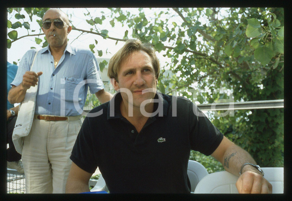 35mm vintage slide* 1985 VENEZIA Gérard DEPARDIEU Mostra del cinema (17) La diapositiva &egrave; stata scattata in occasione della 42&ordf; Mostra del cinema di Venezia. CONDIZIONI: GOOD Tutti i diritti riservati.E' severamente vietata la riproduzione.  ICharta mette in vendita, sul negozio eBay e in esclusiva sul sito "icharta" il proprio archivio composto da numerose diapositive e negativi fotografici d'epoca, tutti originali e autentici, che attraversano la storia del costume italiano tra gli la fine degli anni Sessanta e Novanta.Si tratta di uno sguardo inedito sull'attualit&agrave;, la politica, la vita quotidiana, il gossip e la cultura, che fotografa il cambiamento della nazione in quest'ultimo scorcio del XX secolo. Un'occasione unica per il mercato del collezionismo, che vede finalmente disponibile un archivio eccezionale per vastit&agrave;, tematiche e condizioni, in un settore (il negativo fotografico e la diapositiva) di assoluta novit&agrave; e dalle interessanti prospettive di investimento.     originale e autentica 1