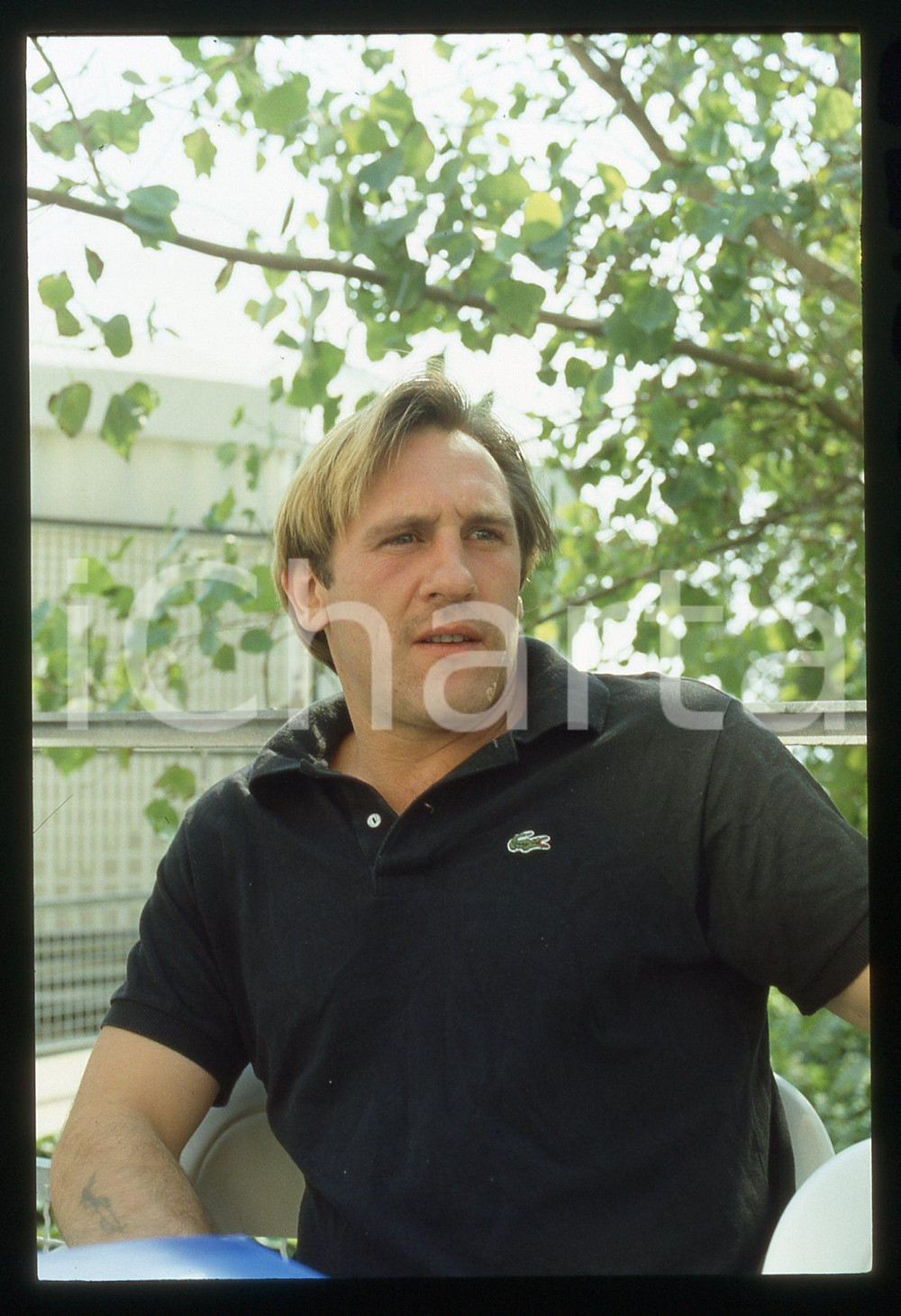 35mm vintage slide* 1985 VENEZIA Gérard DEPARDIEU Mostra del cinema (18) La diapositiva &egrave; stata scattata in occasione della 42&ordf; Mostra del cinema di Venezia. CONDIZIONI: GOOD Tutti i diritti riservati.E' severamente vietata la riproduzione.  ICharta mette in vendita, sul negozio eBay e in esclusiva sul sito "icharta" il proprio archivio composto da numerose diapositive e negativi fotografici d'epoca, tutti originali e autentici, che attraversano la storia del costume italiano tra gli la fine degli anni Sessanta e Novanta.Si tratta di uno sguardo inedito sull'attualit&agrave;, la politica, la vita quotidiana, il gossip e la cultura, che fotografa il cambiamento della nazione in quest'ultimo scorcio del XX secolo. Un'occasione unica per il mercato del collezionismo, che vede finalmente disponibile un archivio eccezionale per vastit&agrave;, tematiche e condizioni, in un settore (il negativo fotografico e la diapositiva) di assoluta novit&agrave; e dalle interessanti prospettive di investimento.     originale e autentica 1