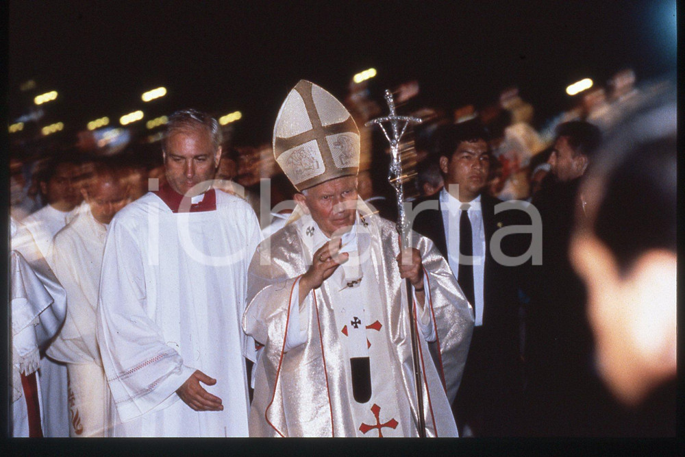 35mm vintage slide* 1993 MEXICO - YUCATAN Giovanni Paolo II (1)  Diapositiva d'epoca, in formato 35 mm.CONDIZIONI: GOODE' severamente vietata la riproduzione. Tutti i diritti sono riservati.Nella diapositiva ICharta mette in vendita, sul negozio eBay e in esclusiva sul sito "icharta" il proprio archivio composto da numerose diapositive e negativi fotografici d'epoca, tutti originali e autentici, che attraversano la storia del costume italiano tra gli la fine degli anni Sessanta e Novanta.Si tratta di uno sguardo inedito sull'attualit&agrave;, la politica, la vita quotidiana, il gossip e la cultura, che fotografa il cambiamento della nazione in quest'ultimo scorcio del XX secolo. Un'occasione unica per il mercato del collezionismo, che vede finalmente disponibile un archivio eccezionale per vastit&agrave;, tematiche e condizioni, in un settore (il negativo fotografico e la diapositiva) di assoluta novit&agrave; e dalle interessanti prospettive di investimento.  FAIR/discreto   originale e autentica 1