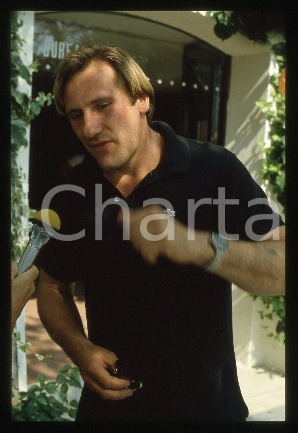 35mm vintage slide* 1985 VENEZIA Gérard DEPARDIEU Mostra del cinema (22) La diapositiva &egrave; stata scattata in occasione della 42&ordf; Mostra del cinema di Venezia. CONDIZIONI: GOOD Tutti i diritti riservati.E' severamente vietata la riproduzione.  ICharta mette in vendita, sul negozio eBay e in esclusiva sul sito "icharta" il proprio archivio composto da numerose diapositive e negativi fotografici d'epoca, tutti originali e autentici, che attraversano la storia del costume italiano tra gli la fine degli anni Sessanta e Novanta.Si tratta di uno sguardo inedito sull'attualit&agrave;, la politica, la vita quotidiana, il gossip e la cultura, che fotografa il cambiamento della nazione in quest'ultimo scorcio del XX secolo. Un'occasione unica per il mercato del collezionismo, che vede finalmente disponibile un archivio eccezionale per vastit&agrave;, tematiche e condizioni, in un settore (il negativo fotografico e la diapositiva) di assoluta novit&agrave; e dalle interessanti prospettive di investimento.     originale e autentica 1
