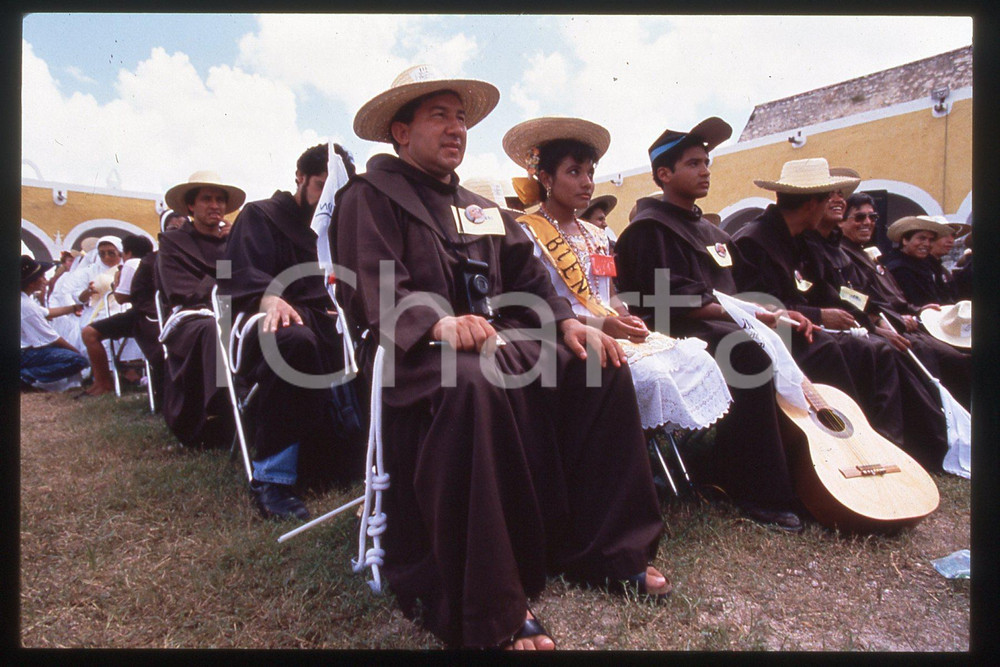35mm vintage slide* 1993 YUCATAN Friars at Giovanni Paolo II pastoral visit  Diapositiva d'epoca, in formato 35 mm.CONDIZIONI: GOODE' severamente vietata la riproduzione. Tutti i diritti sono riservati.Nella diapositiva ICharta mette in vendita, sul negozio eBay e in esclusiva sul sito "icharta" il proprio archivio composto da numerose diapositive e negativi fotografici d'epoca, tutti originali e autentici, che attraversano la storia del costume italiano tra gli la fine degli anni Sessanta e Novanta.Si tratta di uno sguardo inedito sull'attualit&agrave;, la politica, la vita quotidiana, il gossip e la cultura, che fotografa il cambiamento della nazione in quest'ultimo scorcio del XX secolo. Un'occasione unica per il mercato del collezionismo, che vede finalmente disponibile un archivio eccezionale per vastit&agrave;, tematiche e condizioni, in un settore (il negativo fotografico e la diapositiva) di assoluta novit&agrave; e dalle interessanti prospettive di investimento.  FAIR/discreto   originale e autentica 1