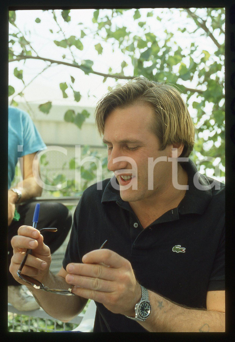 35mm vintage slide* 1985 VENEZIA Gérard DEPARDIEU Mostra del cinema (23) La diapositiva &egrave; stata scattata in occasione della 42&ordf; Mostra del cinema di Venezia. CONDIZIONI: GOOD Tutti i diritti riservati.E' severamente vietata la riproduzione.  ICharta mette in vendita, sul negozio eBay e in esclusiva sul sito "icharta" il proprio archivio composto da numerose diapositive e negativi fotografici d'epoca, tutti originali e autentici, che attraversano la storia del costume italiano tra gli la fine degli anni Sessanta e Novanta.Si tratta di uno sguardo inedito sull'attualit&agrave;, la politica, la vita quotidiana, il gossip e la cultura, che fotografa il cambiamento della nazione in quest'ultimo scorcio del XX secolo. Un'occasione unica per il mercato del collezionismo, che vede finalmente disponibile un archivio eccezionale per vastit&agrave;, tematiche e condizioni, in un settore (il negativo fotografico e la diapositiva) di assoluta novit&agrave; e dalle interessanti prospettive di investimento.     originale e autentica 1