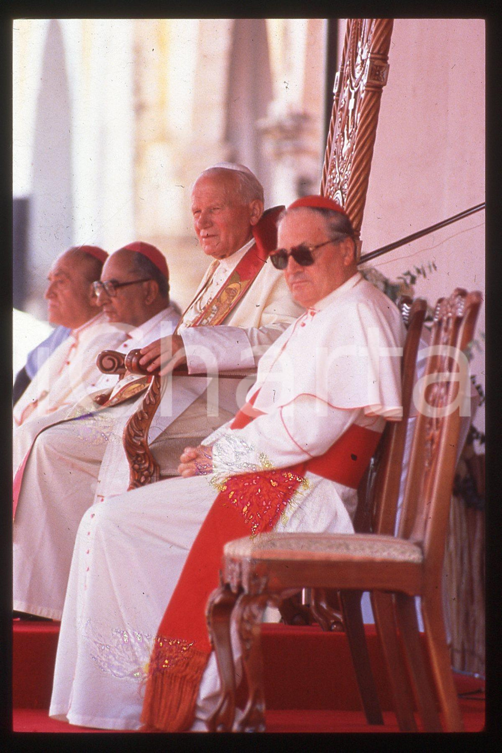 35mm vintage slide* 1993 YUCATAN Giovanni Paolo II - Pastoral visit (2)  Diapositiva d'epoca, in formato 35 mm.CONDIZIONI: GOODE' severamente vietata la riproduzione. Tutti i diritti sono riservati.Nella diapositiva ICharta mette in vendita, sul negozio eBay e in esclusiva sul sito "icharta" il proprio archivio composto da numerose diapositive e negativi fotografici d'epoca, tutti originali e autentici, che attraversano la storia del costume italiano tra gli la fine degli anni Sessanta e Novanta.Si tratta di uno sguardo inedito sull'attualit&agrave;, la politica, la vita quotidiana, il gossip e la cultura, che fotografa il cambiamento della nazione in quest'ultimo scorcio del XX secolo. Un'occasione unica per il mercato del collezionismo, che vede finalmente disponibile un archivio eccezionale per vastit&agrave;, tematiche e condizioni, in un settore (il negativo fotografico e la diapositiva) di assoluta novit&agrave; e dalle interessanti prospettive di investimento.  FAIR/discreto   originale e autentica 1