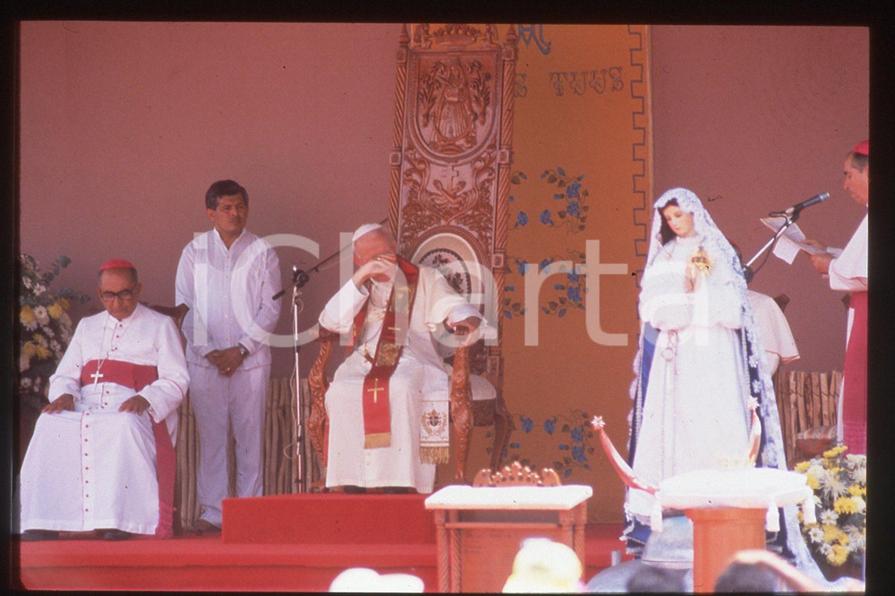 35mm vintage slide* 1993 YUCATAN Giovanni Paolo II - Pastoral visit (3)  Diapositiva d'epoca, in formato 35 mm.CONDIZIONI: GOODE' severamente vietata la riproduzione. Tutti i diritti sono riservati.Nella diapositiva ICharta mette in vendita, sul negozio eBay e in esclusiva sul sito "icharta" il proprio archivio composto da numerose diapositive e negativi fotografici d'epoca, tutti originali e autentici, che attraversano la storia del costume italiano tra gli la fine degli anni Sessanta e Novanta.Si tratta di uno sguardo inedito sull'attualit&agrave;, la politica, la vita quotidiana, il gossip e la cultura, che fotografa il cambiamento della nazione in quest'ultimo scorcio del XX secolo. Un'occasione unica per il mercato del collezionismo, che vede finalmente disponibile un archivio eccezionale per vastit&agrave;, tematiche e condizioni, in un settore (il negativo fotografico e la diapositiva) di assoluta novit&agrave; e dalle interessanti prospettive di investimento.  FAIR/discreto   originale e autentica 1