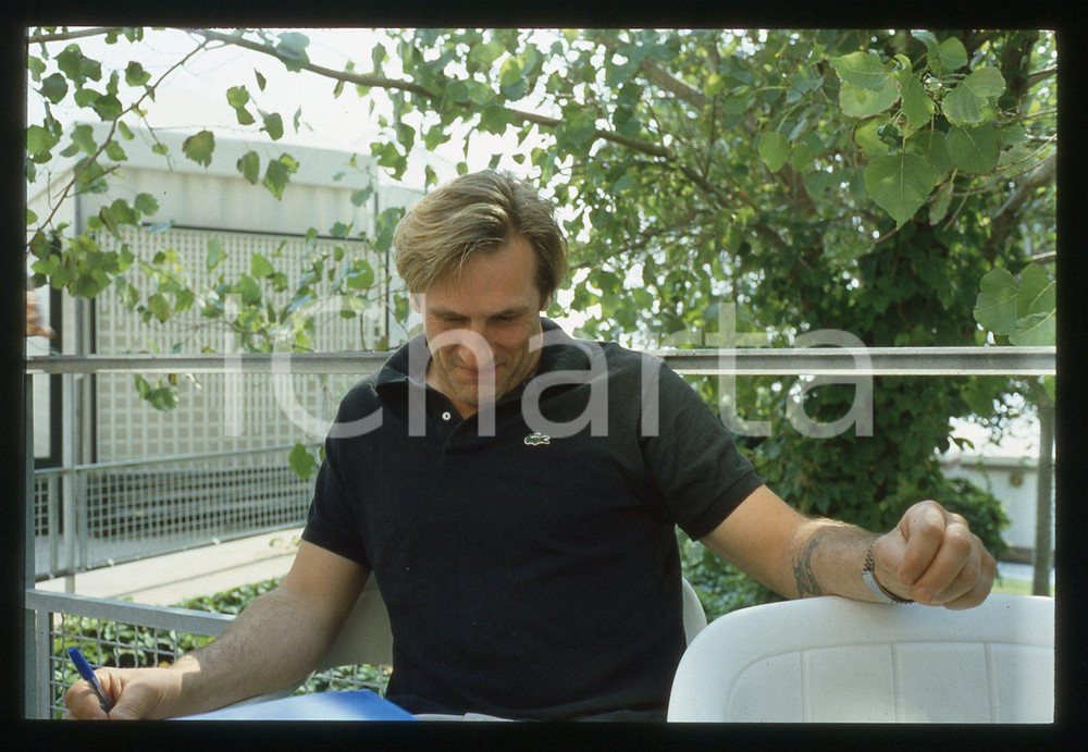 35mm vintage slide* 1985 VENEZIA Gérard DEPARDIEU Mostra del cinema (25) La diapositiva &egrave; stata scattata in occasione della 42&ordf; Mostra del cinema di Venezia. CONDIZIONI: GOOD Tutti i diritti riservati.E' severamente vietata la riproduzione.  ICharta mette in vendita, sul negozio eBay e in esclusiva sul sito "icharta" il proprio archivio composto da numerose diapositive e negativi fotografici d'epoca, tutti originali e autentici, che attraversano la storia del costume italiano tra gli la fine degli anni Sessanta e Novanta.Si tratta di uno sguardo inedito sull'attualit&agrave;, la politica, la vita quotidiana, il gossip e la cultura, che fotografa il cambiamento della nazione in quest'ultimo scorcio del XX secolo. Un'occasione unica per il mercato del collezionismo, che vede finalmente disponibile un archivio eccezionale per vastit&agrave;, tematiche e condizioni, in un settore (il negativo fotografico e la diapositiva) di assoluta novit&agrave; e dalle interessanti prospettive di investimento.     originale e autentica 1