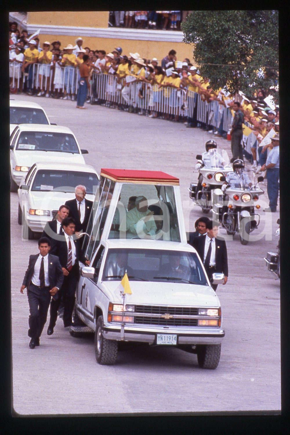 35mm vintage slide* 1993 MEXICO - YUCATAN Papa Giovanni Paolo II on Papamobile  Diapositiva d'epoca, in formato 35 mm.CONDIZIONI: GOODE' severamente vietata la riproduzione. Tutti i diritti sono riservati.Nella diapositiva ICharta mette in vendita, sul negozio eBay e in esclusiva sul sito "icharta" il proprio archivio composto da numerose diapositive e negativi fotografici d'epoca, tutti originali e autentici, che attraversano la storia del costume italiano tra gli la fine degli anni Sessanta e Novanta.Si tratta di uno sguardo inedito sull'attualit&agrave;, la politica, la vita quotidiana, il gossip e la cultura, che fotografa il cambiamento della nazione in quest'ultimo scorcio del XX secolo. Un'occasione unica per il mercato del collezionismo, che vede finalmente disponibile un archivio eccezionale per vastit&agrave;, tematiche e condizioni, in un settore (il negativo fotografico e la diapositiva) di assoluta novit&agrave; e dalle interessanti prospettive di investimento.  FAIR/discreto   originale e autentica 1