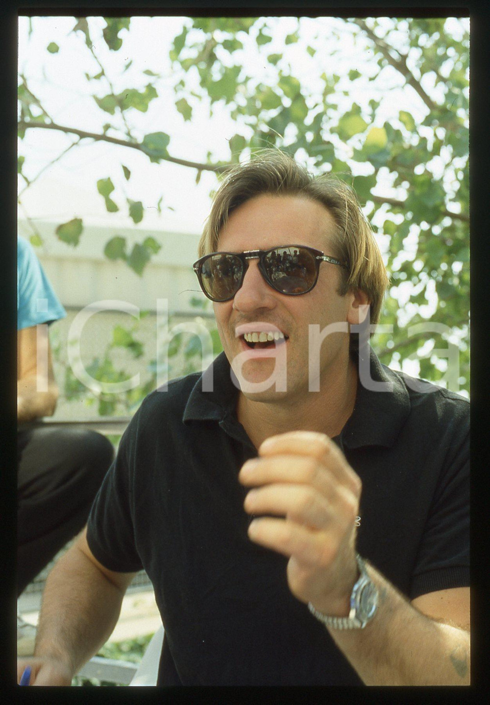 35mm vintage slide* 1985 VENEZIA Gérard DEPARDIEU Mostra del cinema (14) La diapositiva &egrave; stata scattata in occasione della 42&ordf; Mostra del cinema di Venezia. CONDIZIONI: GOOD Tutti i diritti riservati.E' severamente vietata la riproduzione.  ICharta mette in vendita, sul negozio eBay e in esclusiva sul sito "icharta" il proprio archivio composto da numerose diapositive e negativi fotografici d'epoca, tutti originali e autentici, che attraversano la storia del costume italiano tra gli la fine degli anni Sessanta e Novanta.Si tratta di uno sguardo inedito sull'attualit&agrave;, la politica, la vita quotidiana, il gossip e la cultura, che fotografa il cambiamento della nazione in quest'ultimo scorcio del XX secolo. Un'occasione unica per il mercato del collezionismo, che vede finalmente disponibile un archivio eccezionale per vastit&agrave;, tematiche e condizioni, in un settore (il negativo fotografico e la diapositiva) di assoluta novit&agrave; e dalle interessanti prospettive di investimento.     originale e autentica 1