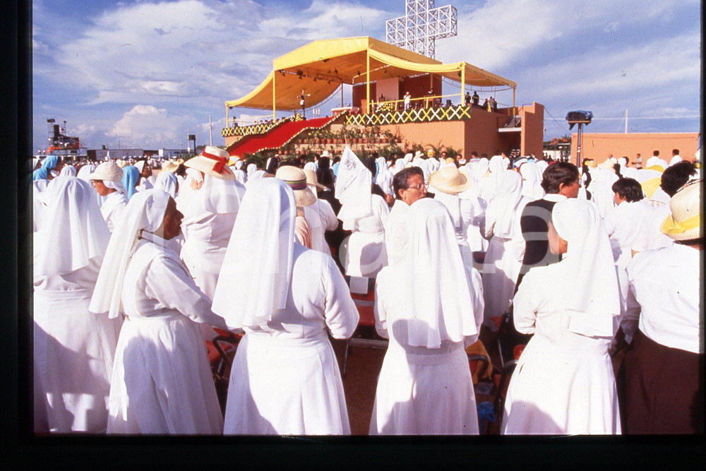 35mm vintage slide* 1993 MEXICO - YUCATAN Nun at visit of Giovanni Paolo II  Diapositiva d'epoca, in formato 35 mm.CONDIZIONI: GOODE' severamente vietata la riproduzione. Tutti i diritti sono riservati.Nella diapositiva ICharta mette in vendita, sul negozio eBay e in esclusiva sul sito "icharta" il proprio archivio composto da numerose diapositive e negativi fotografici d'epoca, tutti originali e autentici, che attraversano la storia del costume italiano tra gli la fine degli anni Sessanta e Novanta.Si tratta di uno sguardo inedito sull'attualit&agrave;, la politica, la vita quotidiana, il gossip e la cultura, che fotografa il cambiamento della nazione in quest'ultimo scorcio del XX secolo. Un'occasione unica per il mercato del collezionismo, che vede finalmente disponibile un archivio eccezionale per vastit&agrave;, tematiche e condizioni, in un settore (il negativo fotografico e la diapositiva) di assoluta novit&agrave; e dalle interessanti prospettive di investimento.  FAIR/discreto   originale e autentica 1