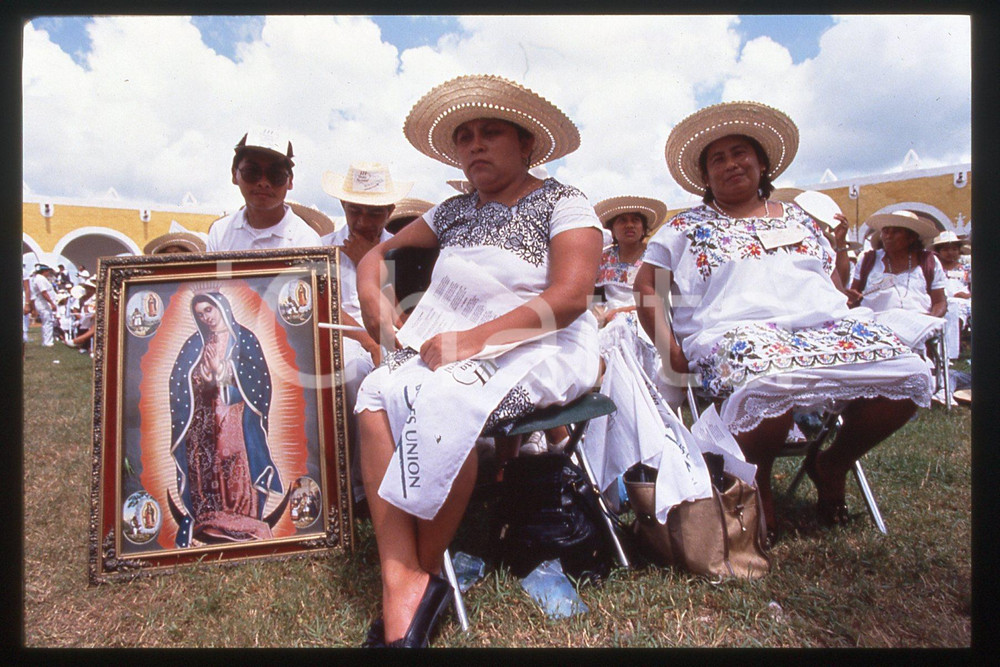 35mm vintage slide* 1993 - YUCATAN People at visit of Giovanni Paolo II (4)  Diapositiva d'epoca, in formato 35 mm.CONDIZIONI: GOODE' severamente vietata la riproduzione. Tutti i diritti sono riservati.Nella diapositiva ICharta mette in vendita, sul negozio eBay e in esclusiva sul sito "icharta" il proprio archivio composto da numerose diapositive e negativi fotografici d'epoca, tutti originali e autentici, che attraversano la storia del costume italiano tra gli la fine degli anni Sessanta e Novanta.Si tratta di uno sguardo inedito sull'attualit&agrave;, la politica, la vita quotidiana, il gossip e la cultura, che fotografa il cambiamento della nazione in quest'ultimo scorcio del XX secolo. Un'occasione unica per il mercato del collezionismo, che vede finalmente disponibile un archivio eccezionale per vastit&agrave;, tematiche e condizioni, in un settore (il negativo fotografico e la diapositiva) di assoluta novit&agrave; e dalle interessanti prospettive di investimento.  FAIR/discreto   originale e autentica 1